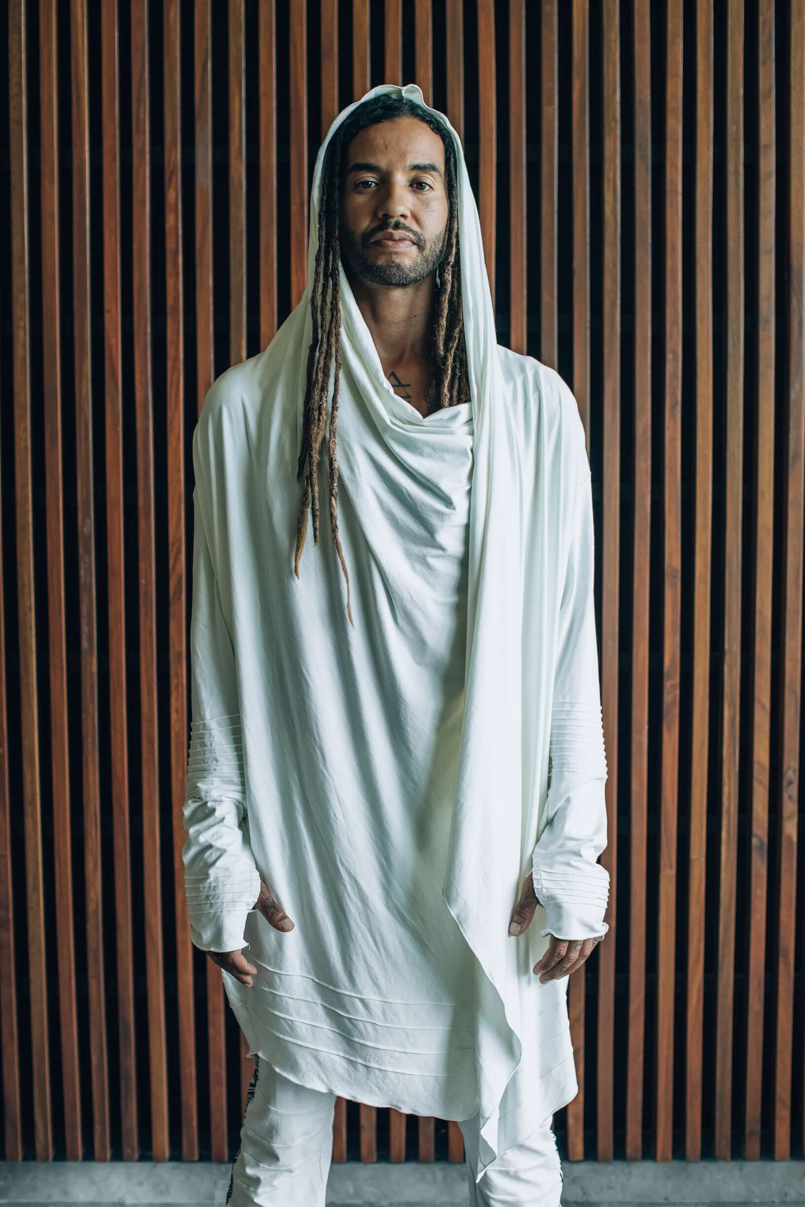 VALO Design Hoodies KUU – A unique hooded vest made from 97% eco-friendly bamboo and 3% spandex. Ultra-soft and breathable, it feels like a second skin.