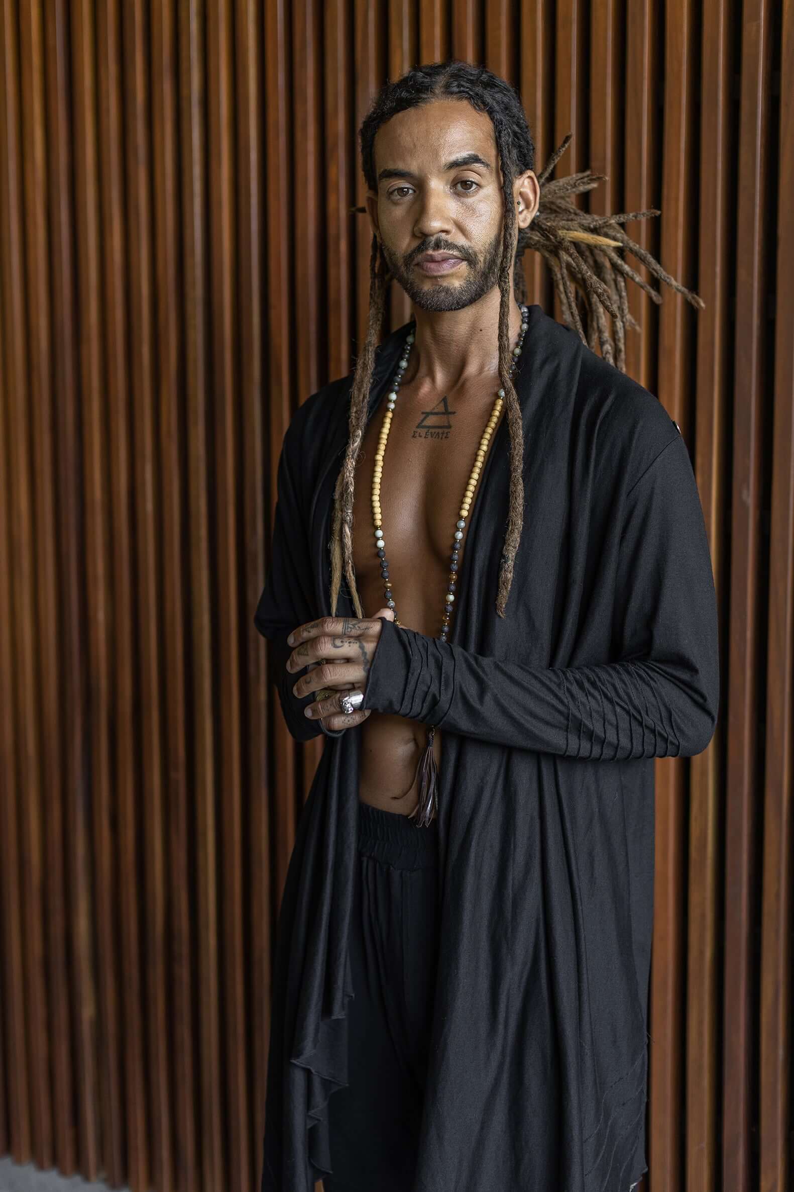 VALO Design Hoodies KUU – A unique hooded vest made from 97% eco-friendly bamboo and 3% spandex. Ultra-soft and breathable, it feels like a second skin.