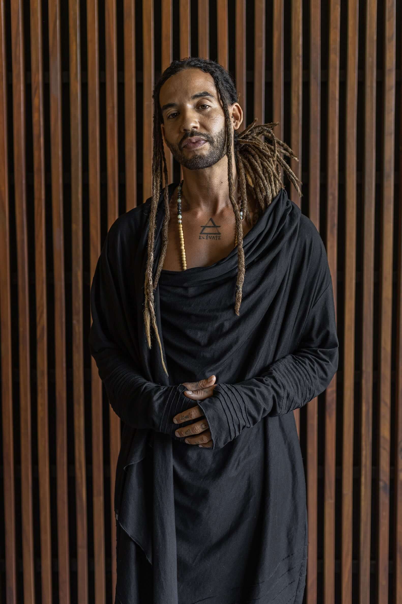 VALO Design Hoodies KUU – A unique hooded vest made from 97% eco-friendly bamboo and 3% spandex. Ultra-soft and breathable, it feels like a second skin.