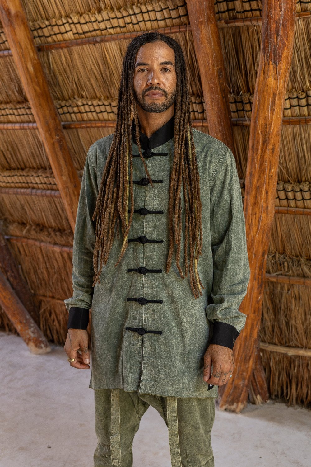 VALO Design Jackets SHAOLIN – Detailed craftsmanship with unique hand-knotted buttons, a timeless oriental boho style. Stonewashed smooth cotton body with convenient pockets for your essentials.