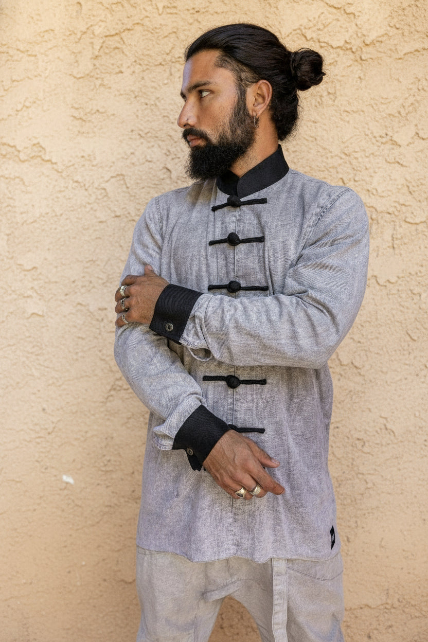 VALO Design Jackets SHAOLIN – Detailed craftsmanship with unique hand-knotted buttons, a timeless oriental boho style. Stonewashed smooth cotton body with convenient pockets for your essentials.
