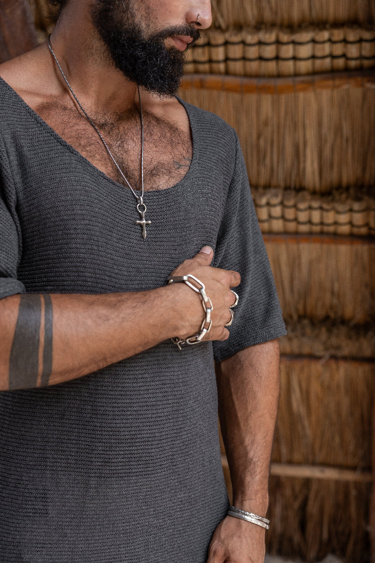 VALO Design Shirt HIHA TEE KNIT – A perfectly loose-fit oversized 3/4 sleeve round-neck tee, crafted with high-quality artisanal craftsmanship. Made from 100% natural cotton yarn, hand-knit into a standout style with a diagonal-cut bottom.