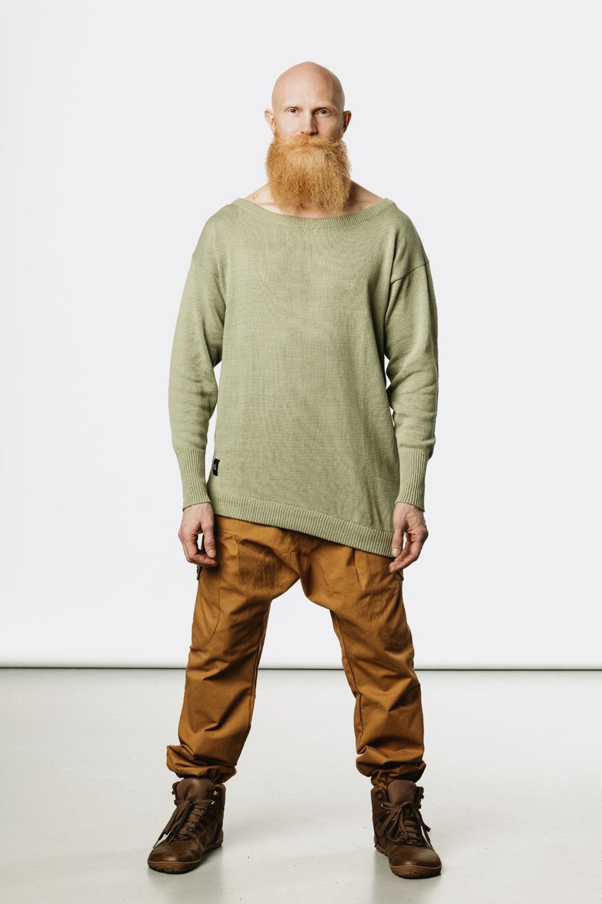 VALO Design Shirt TALVI – Classic round-neck long-sleeve shirt with an asymmetric bottom cut and extended sleeves. Made from exceptionally soft, high-quality cotton yarn for ultimate comfort.