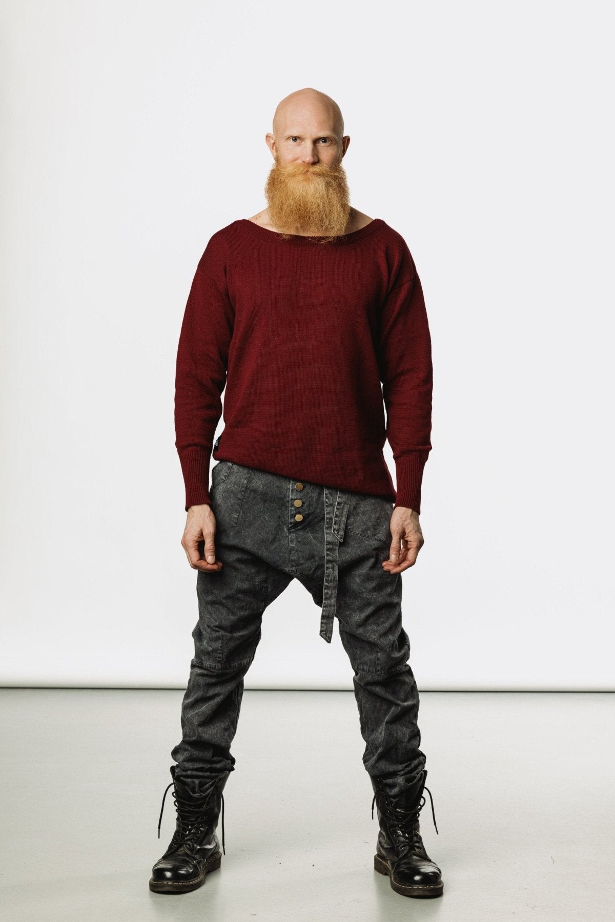 VALO Design Shirt TALVI – Classic round-neck long-sleeve shirt with an asymmetric bottom cut and extended sleeves. Made from exceptionally soft, high-quality cotton yarn for ultimate comfort.