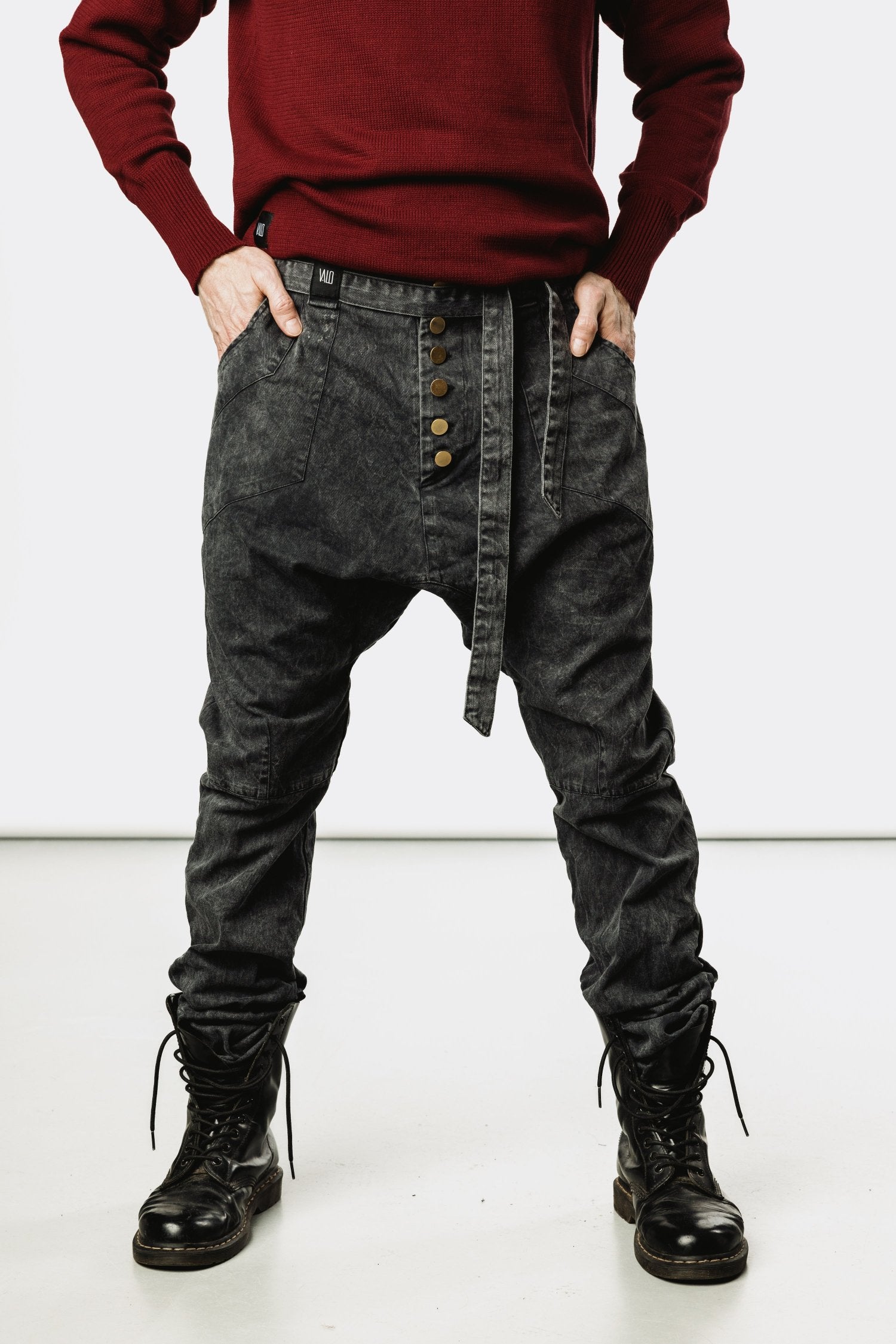 VALO Design Pants UNI - Unique and classic slim-leg 100% cotton drop crotch trousers with elastic wrinkling pull-up effect on the leg.