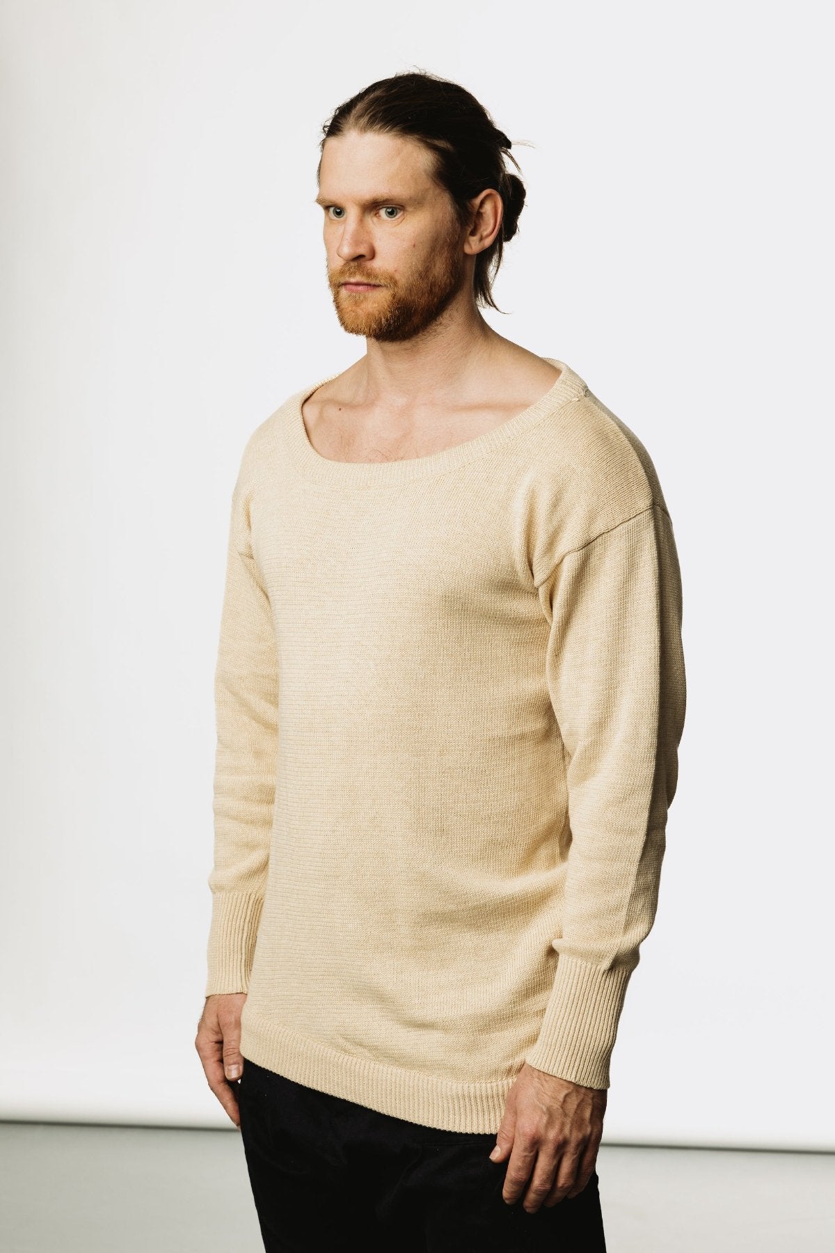 VALO Design Shirt TALVI – Classic round-neck long-sleeve shirt with an asymmetric bottom cut and extended sleeves. Made from exceptionally soft, high-quality cotton yarn for ultimate comfort.