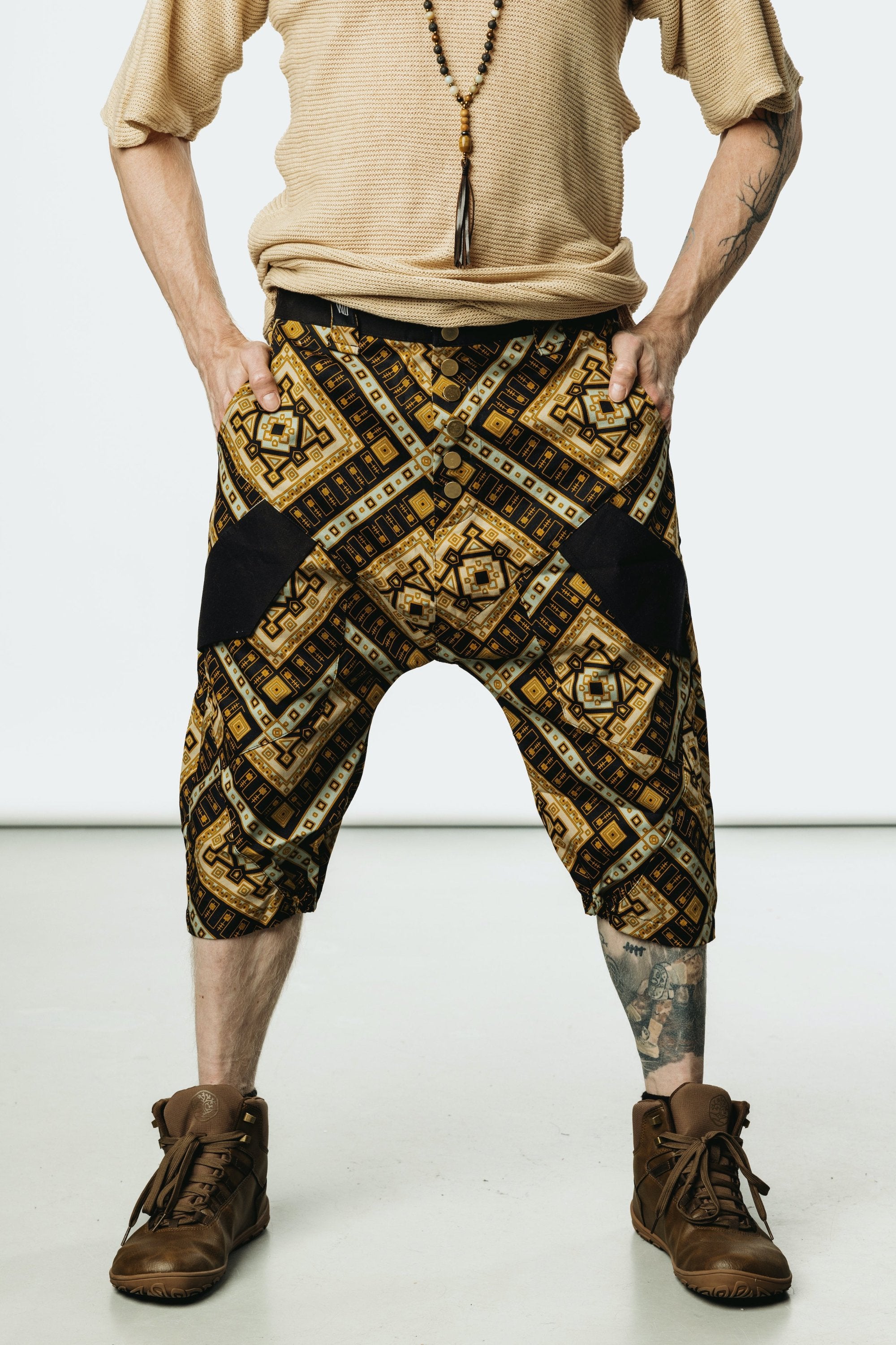 VALO Design Shorts URBAN CAPRI – Stylish capri shorts crafted from 100% cotton twill stretch, offering a comfortable fit with the look of denim-style fabric