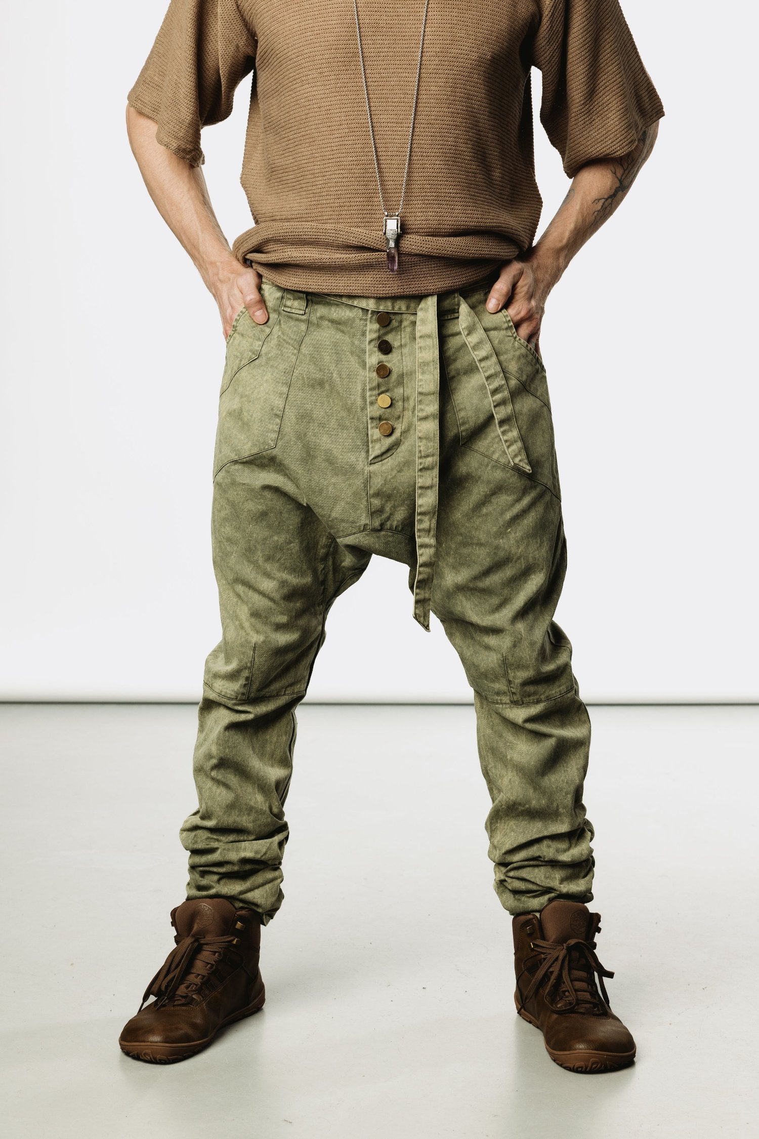 VALO Design Pants UNI - Unique and classic slim-leg 100% cotton drop crotch trousers with elastic wrinkling pull-up effect on the leg.