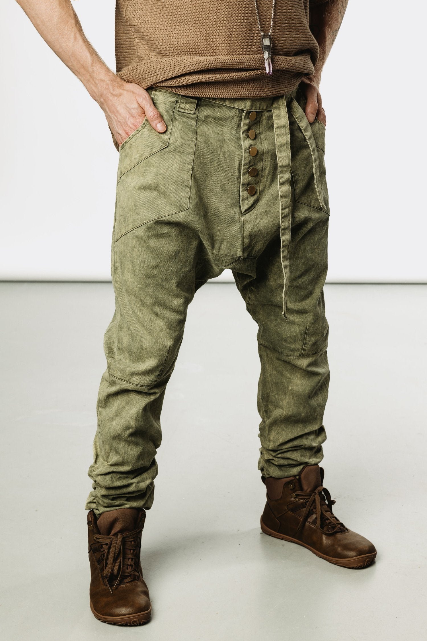 VALO Design Pants UNI - Unique and classic slim-leg 100% cotton drop crotch trousers with elastic wrinkling pull-up effect on the leg.