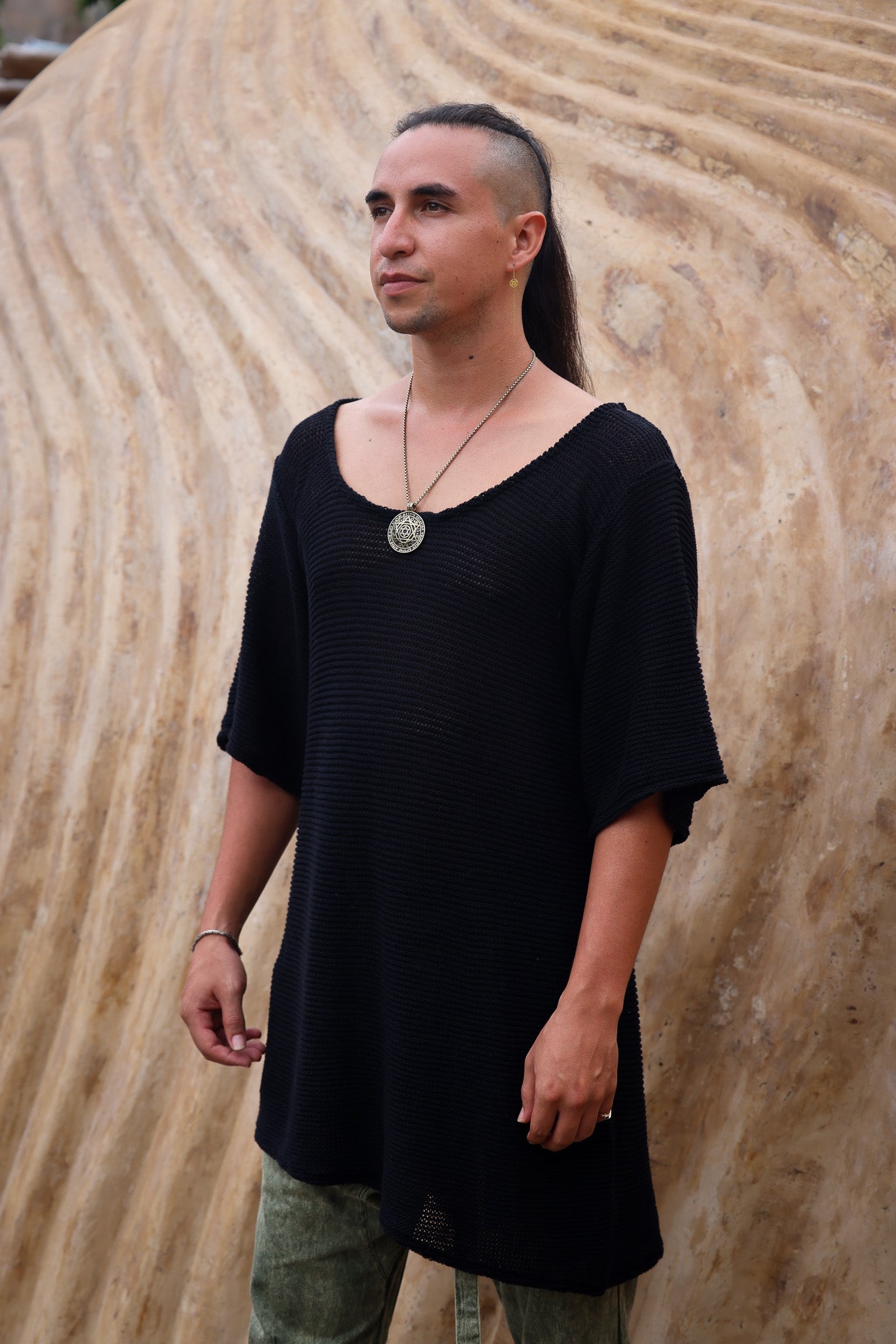 VALO Design Shirt HIHA TEE KNIT – A perfectly loose-fit oversized 3/4 sleeve round-neck tee, crafted with high-quality artisanal craftsmanship. Made from 100% natural cotton yarn, hand-knit into a standout style with a diagonal-cut bottom.