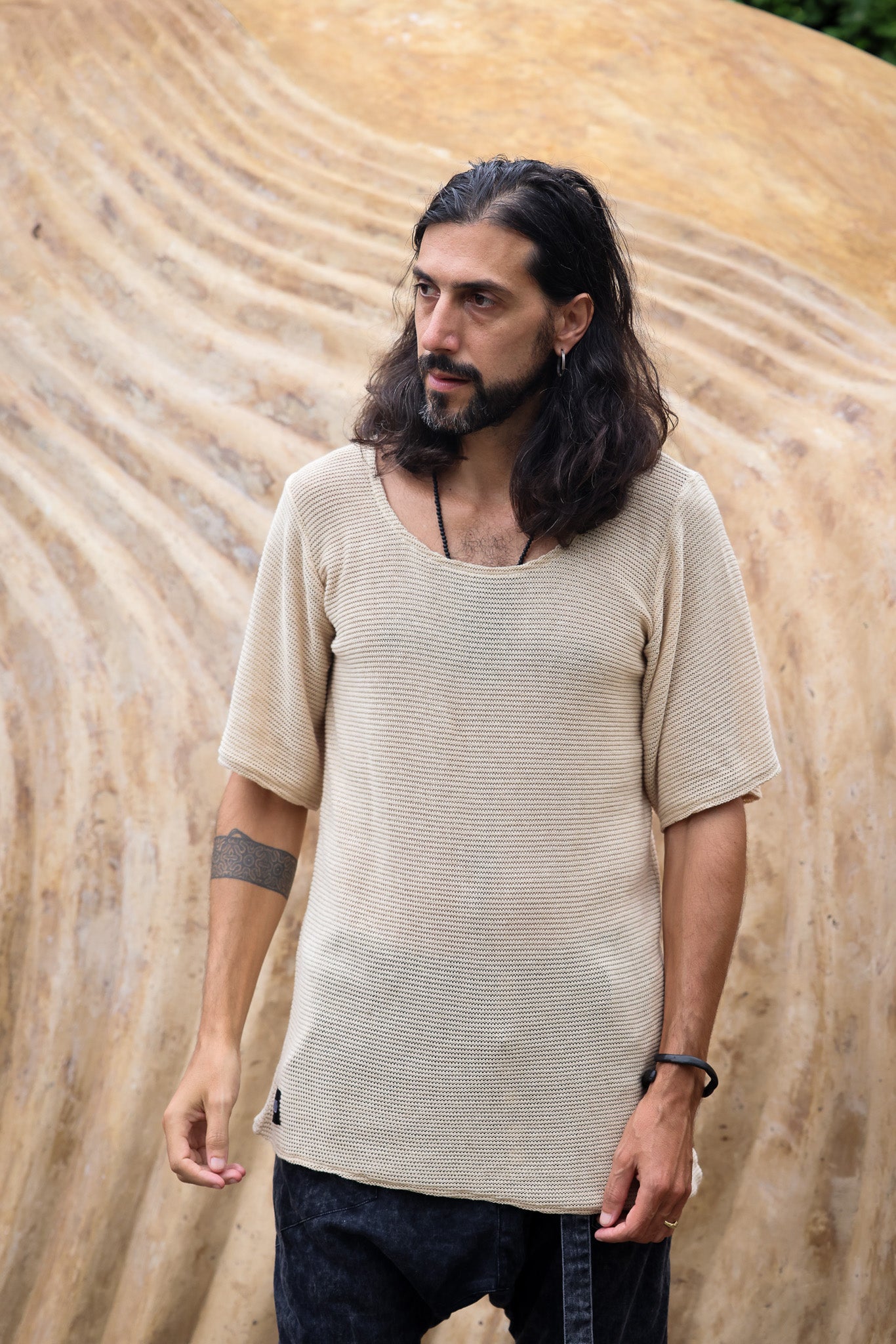 VALO Design Shirt HIHA TEE KNIT – A perfectly loose-fit oversized 3/4 sleeve round-neck tee, crafted with high-quality artisanal craftsmanship. Made from 100% natural cotton yarn, hand-knit into a standout style with a diagonal-cut bottom.