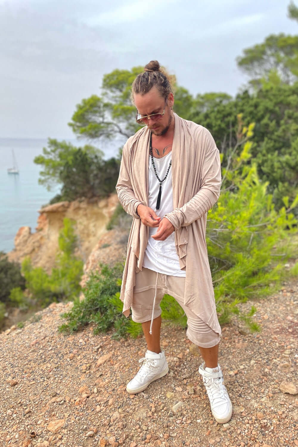 VALO Design Hoodies KUU – A unique hooded vest made from 97% eco-friendly bamboo and 3% spandex. Ultra-soft and breathable, it feels like a second skin.