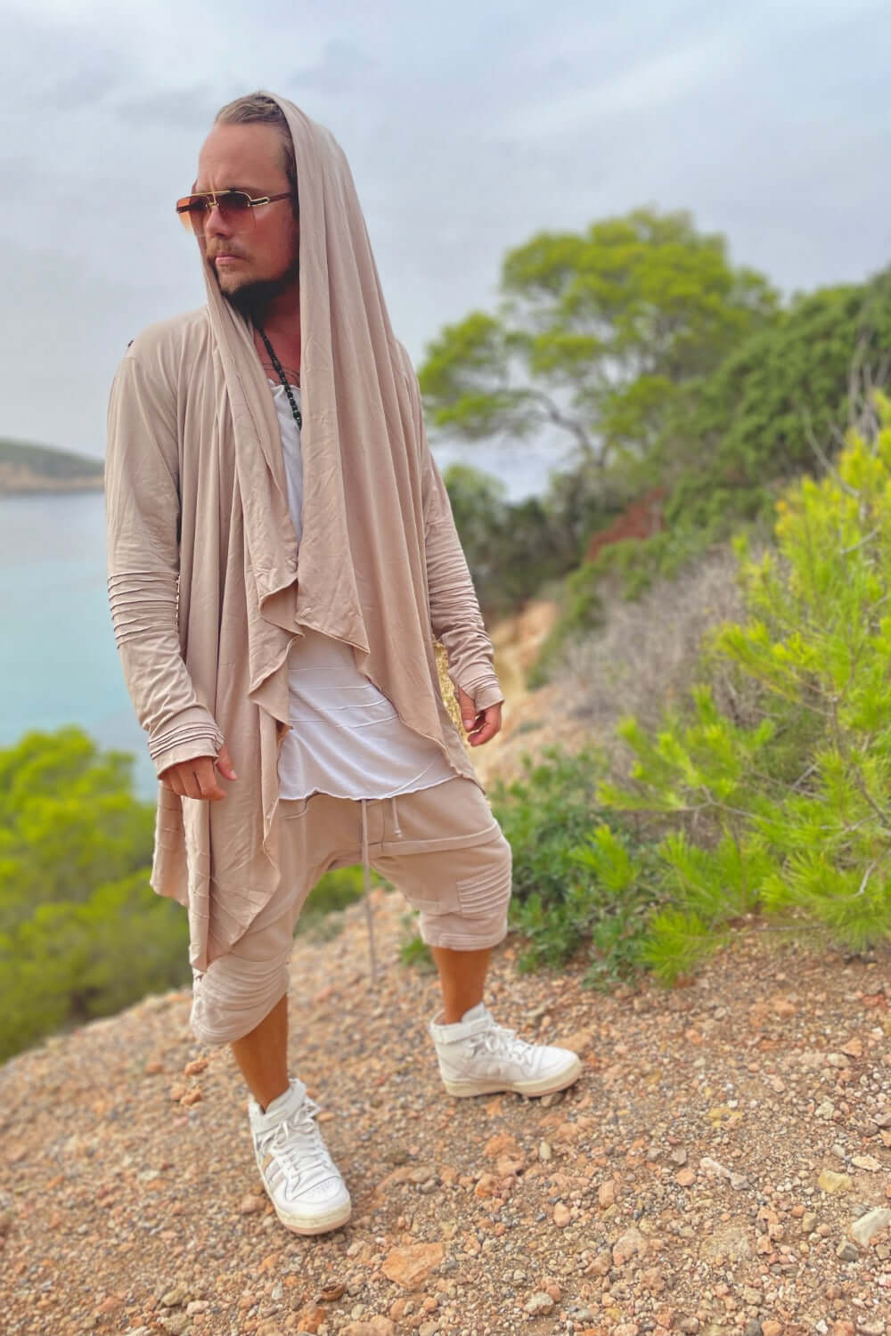 VALO Design Hoodies KUU – A unique hooded vest made from 97% eco-friendly bamboo and 3% spandex. Ultra-soft and breathable, it feels like a second skin.