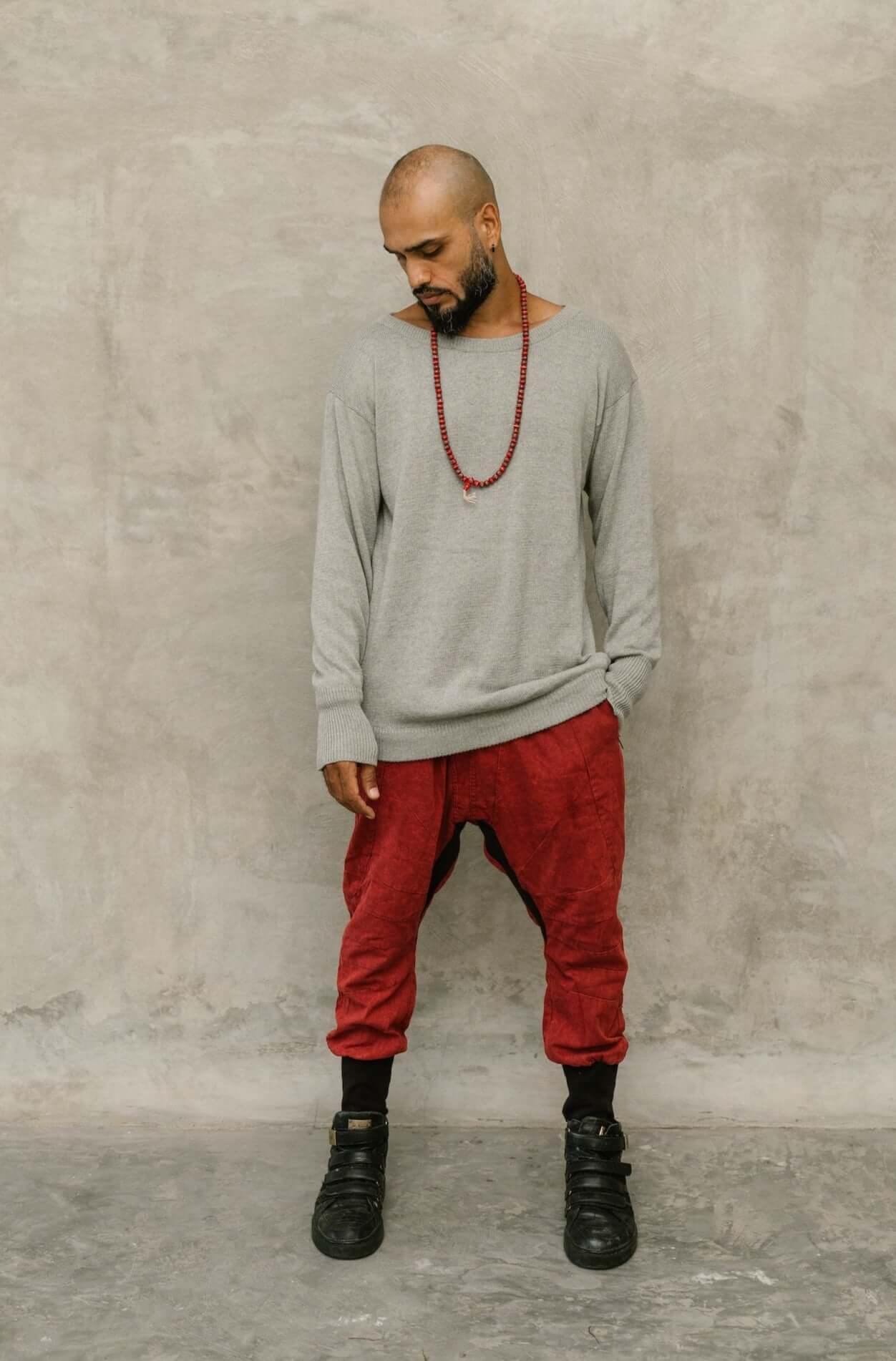 VALO Design Shirt TALVI – Classic round-neck long-sleeve shirt with an asymmetric bottom cut and extended sleeves. Made from exceptionally soft, high-quality cotton yarn for ultimate comfort.