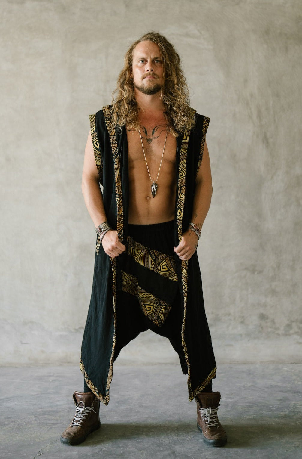 VALO Design Cape TAIKA WARRIOR – A striking hooded cape inspired by the Warrior of Light, crafted from exceptionally resilient and durable fabric.