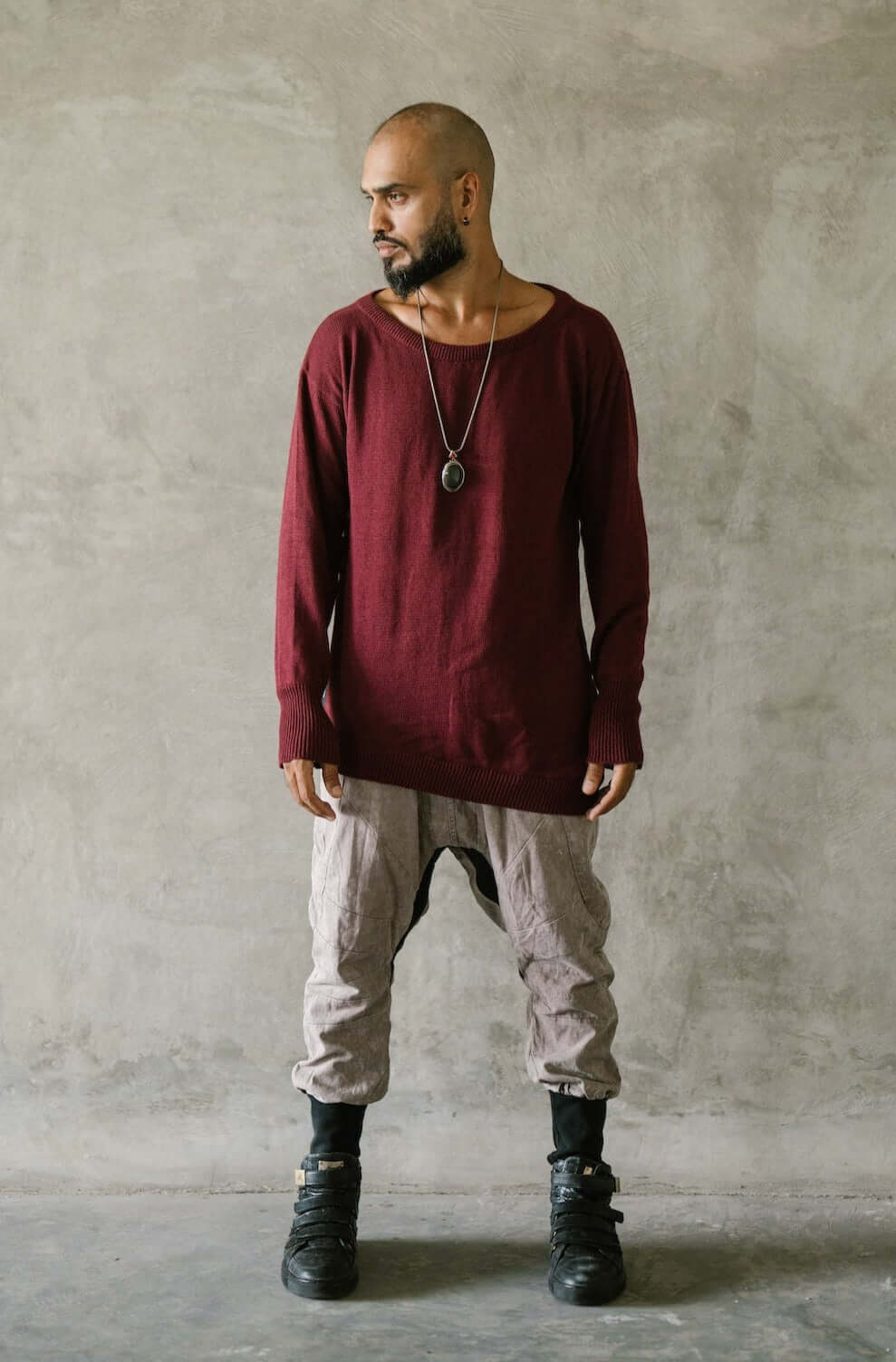 VALO Design Shirt TALVI – Classic round-neck long-sleeve shirt with an asymmetric bottom cut and extended sleeves. Made from exceptionally soft, high-quality cotton yarn for ultimate comfort.