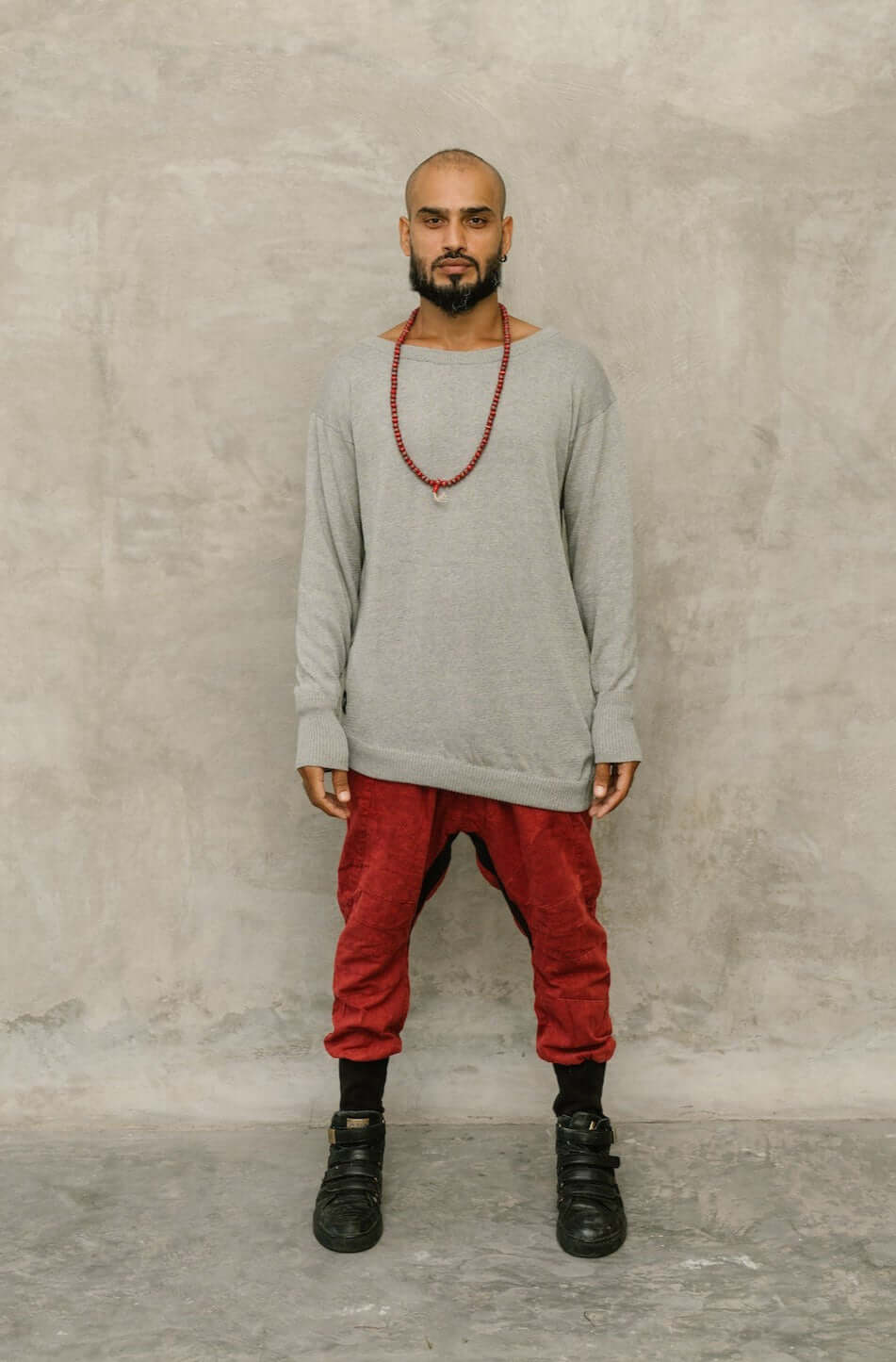 VALO Design Shirt TALVI – Classic round-neck long-sleeve shirt with an asymmetric bottom cut and extended sleeves. Made from exceptionally soft, high-quality cotton yarn for ultimate comfort.