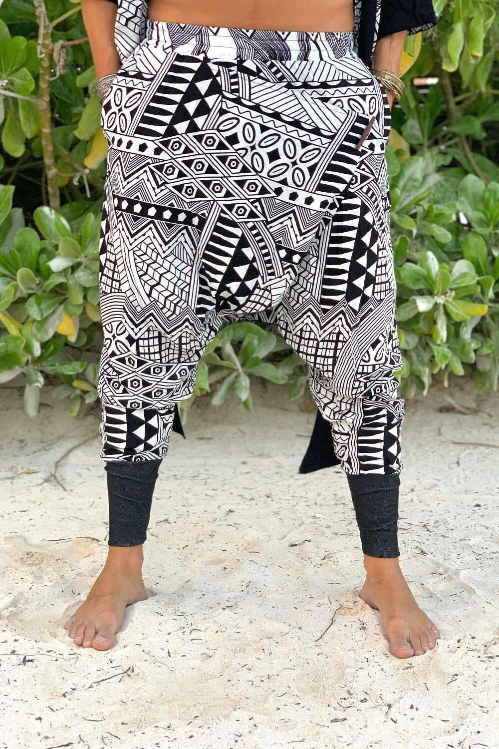 VALO Design Pants BALI SPIRIT NINJA Tribal – Unique drop-crotch pants featuring an oriental print pattern. The asymmetrically cut crotch creates a distinctive, fitted look while allowing a full range of movement. Perfect for pairing with boho-style outfits.