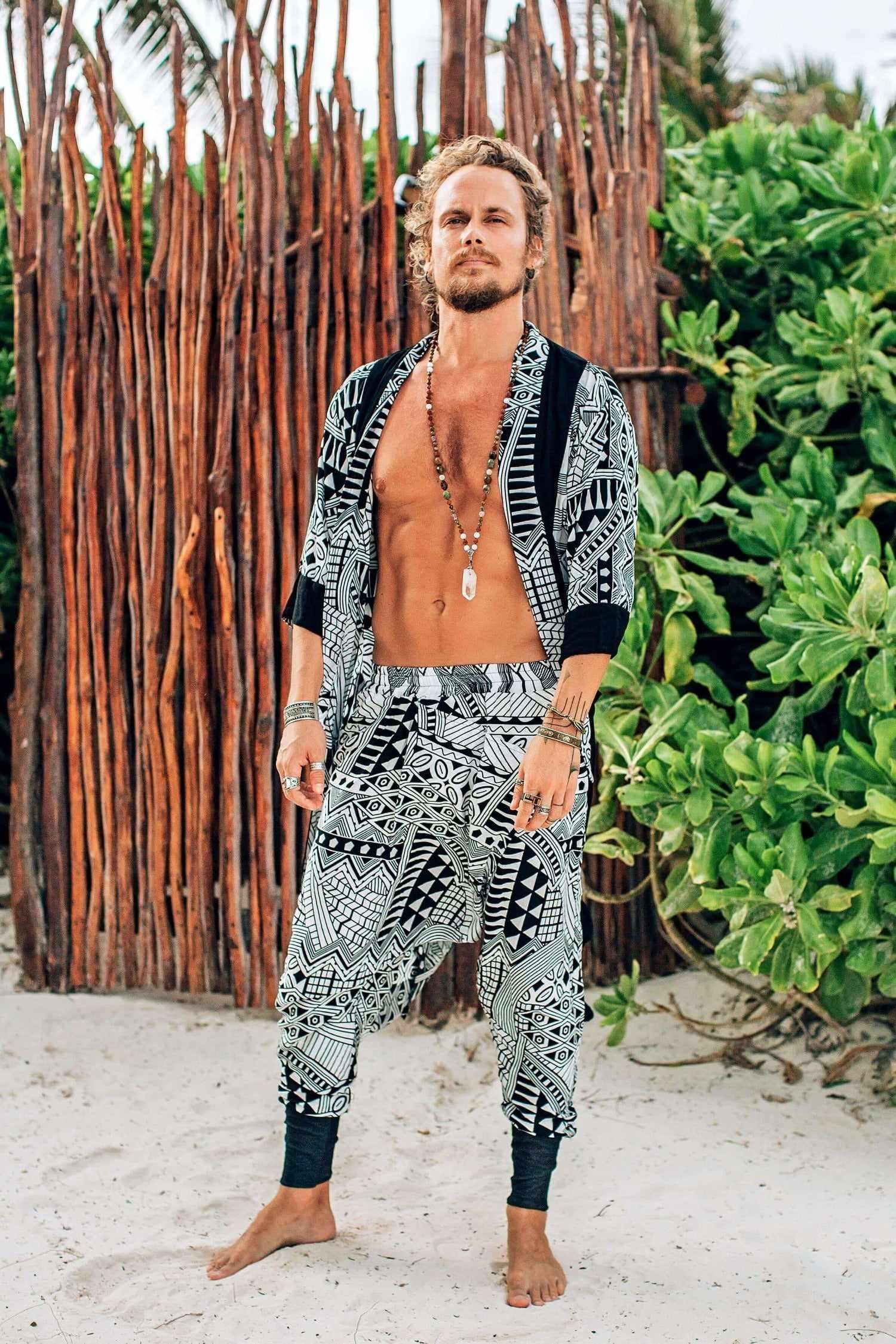 VALO Design Pants BALI SPIRIT NINJA Tribal – Unique drop-crotch pants featuring an oriental print pattern. The asymmetrically cut crotch creates a distinctive, fitted look while allowing a full range of movement. Perfect for pairing with boho-style outfits.
