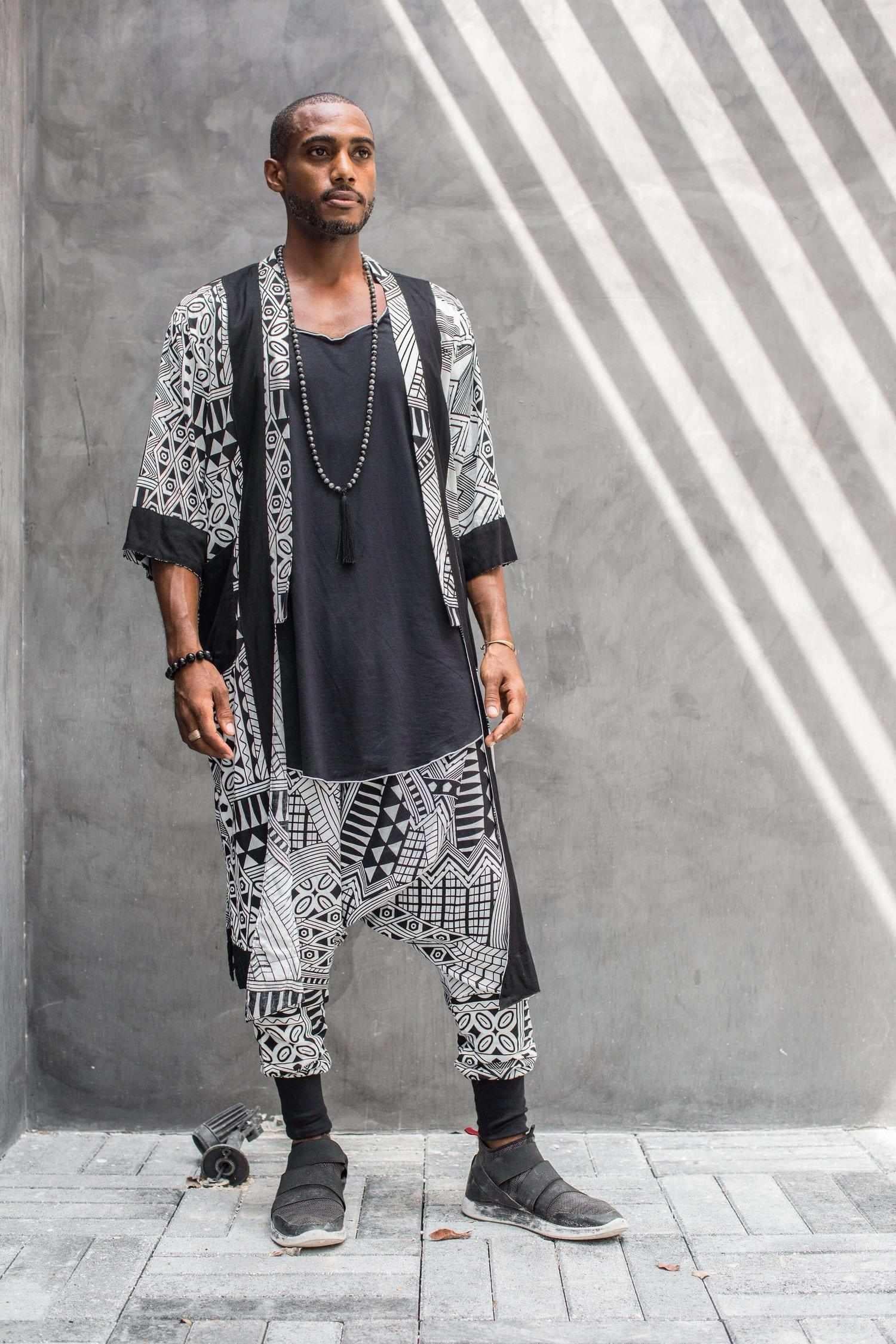 VALO Design Pants BALI SPIRIT NINJA Tribal – Unique drop-crotch pants featuring an oriental print pattern. The asymmetrically cut crotch creates a distinctive, fitted look while allowing a full range of movement. Perfect for pairing with boho-style outfits.