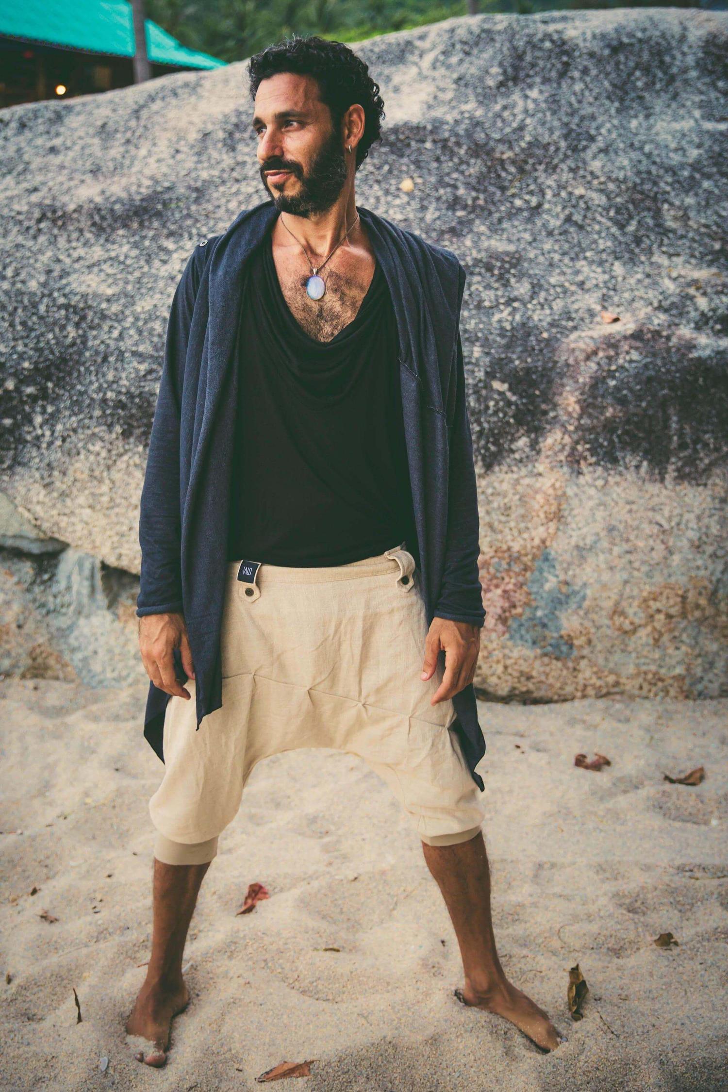 VALO Design Capris DUNE – Crafted from 100% high-quality soft linen for a comfortable, airy feel on the skin. Perfect for summer, these elegant, natural fabric capris are one of our best-selling styles