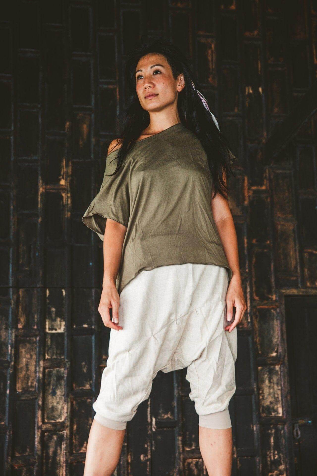 VALO Design Capris DUNE – Crafted from 100% high-quality soft linen for a comfortable, airy feel on the skin. Perfect for summer, these elegant, natural fabric capris are one of our best-selling styles