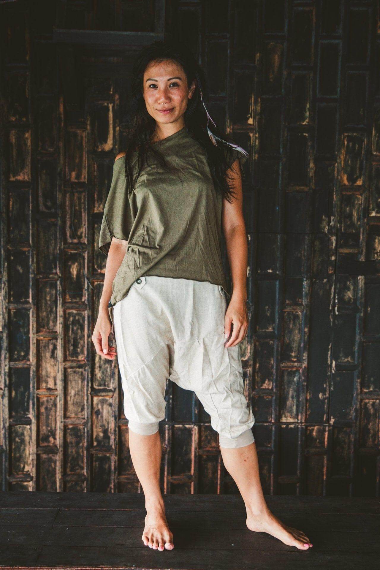 VALO Design Capris DUNE – Crafted from 100% high-quality soft linen for a comfortable, airy feel on the skin. Perfect for summer, these elegant, natural fabric capris are one of our best-selling styles