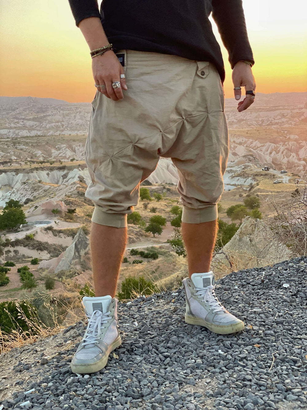 VALO Design Capris DUNE – Crafted from 100% high-quality soft linen for a comfortable, airy feel on the skin. Perfect for summer, these elegant, natural fabric capris are one of our best-selling styles