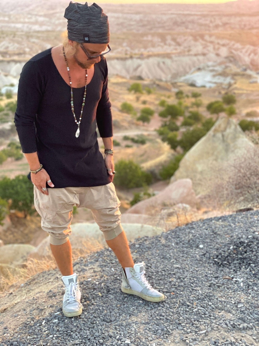 VALO Design Capris DUNE – Crafted from 100% high-quality soft linen for a comfortable, airy feel on the skin. Perfect for summer, these elegant, natural fabric capris are one of our best-selling styles