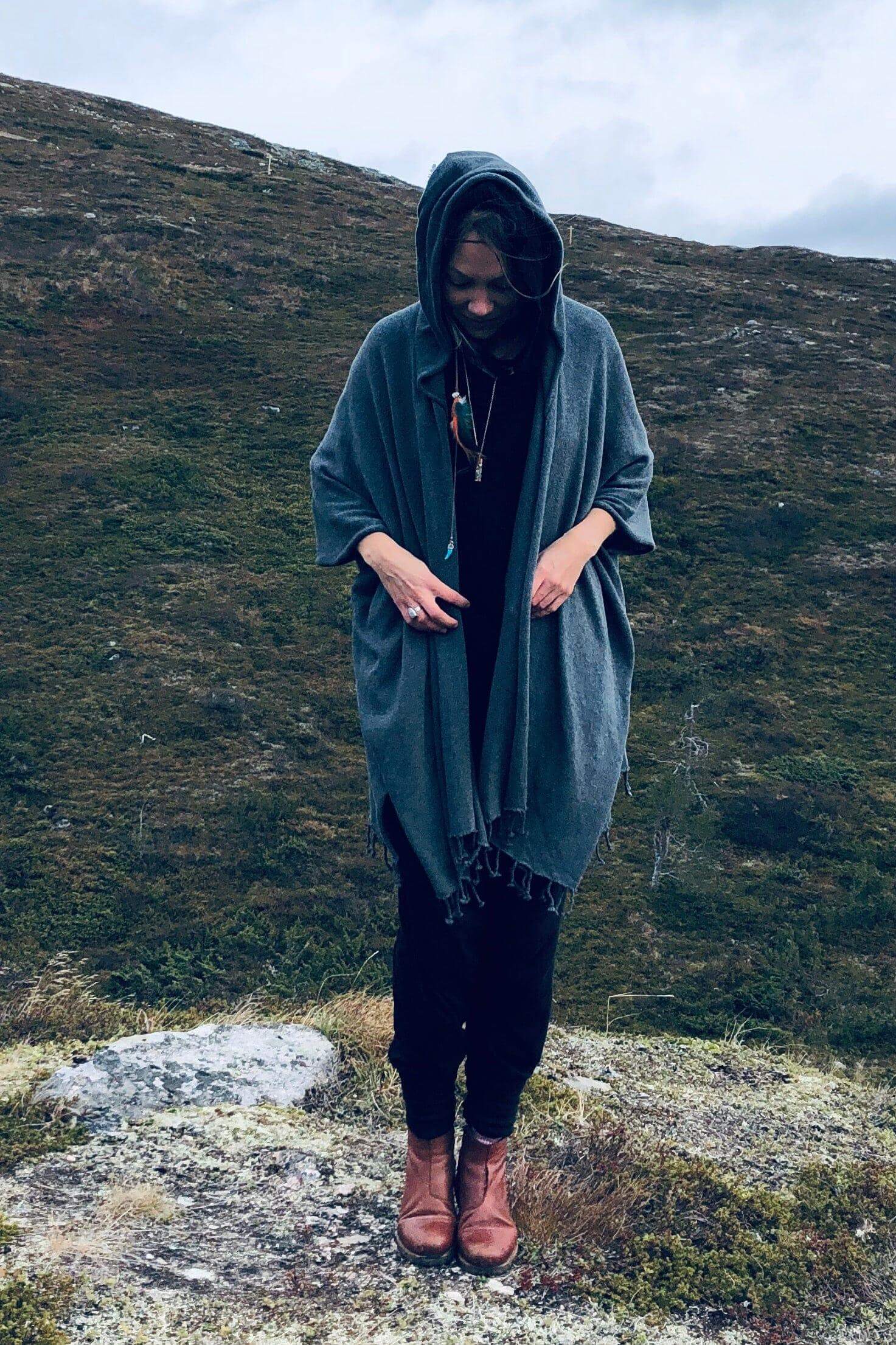 VALO Design Capes GERONIMO – A hooded cotton kimono cardigan poncho with wide armholes and a spacious back, designed to fit all sizes. Features a large hood and a long, cape-like silhouette
