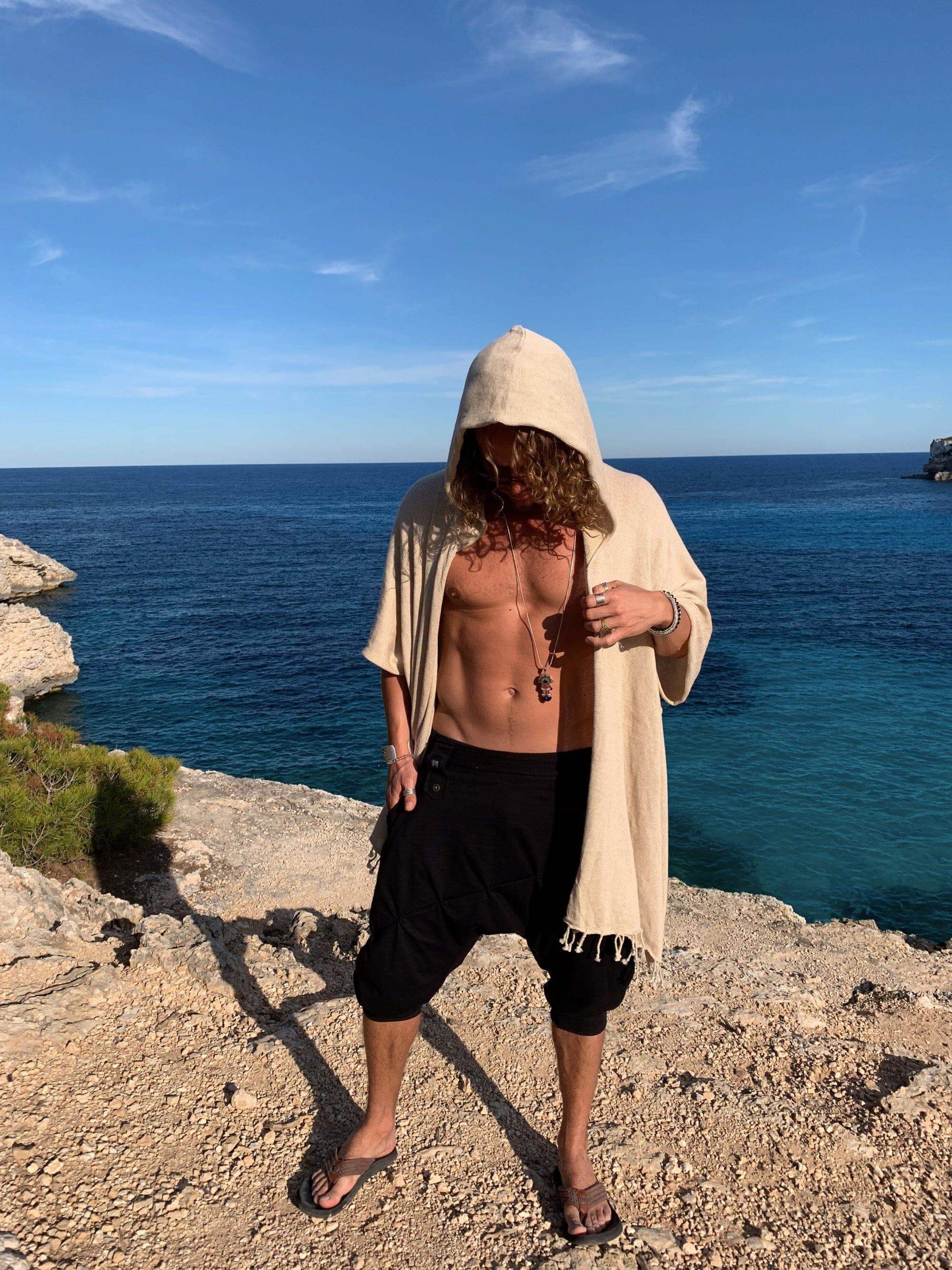 VALO Design Capes GERONIMO – A hooded cotton kimono cardigan poncho with wide armholes and a spacious back, designed to fit all sizes. Features a large hood and a long, cape-like silhouette