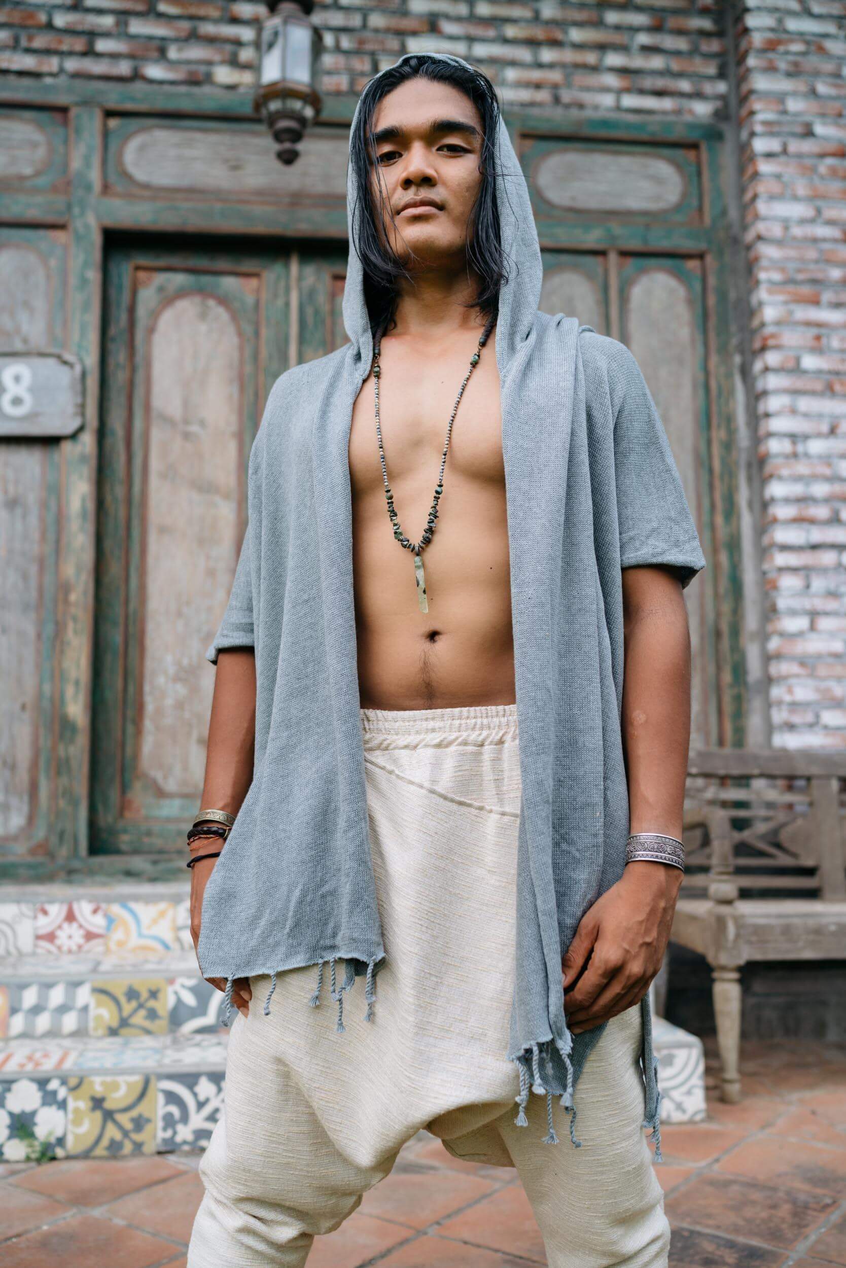 VALO Design Capes GERONIMO – A hooded cotton kimono cardigan poncho with wide armholes and a spacious back, designed to fit all sizes. Features a large hood and a long, cape-like silhouette