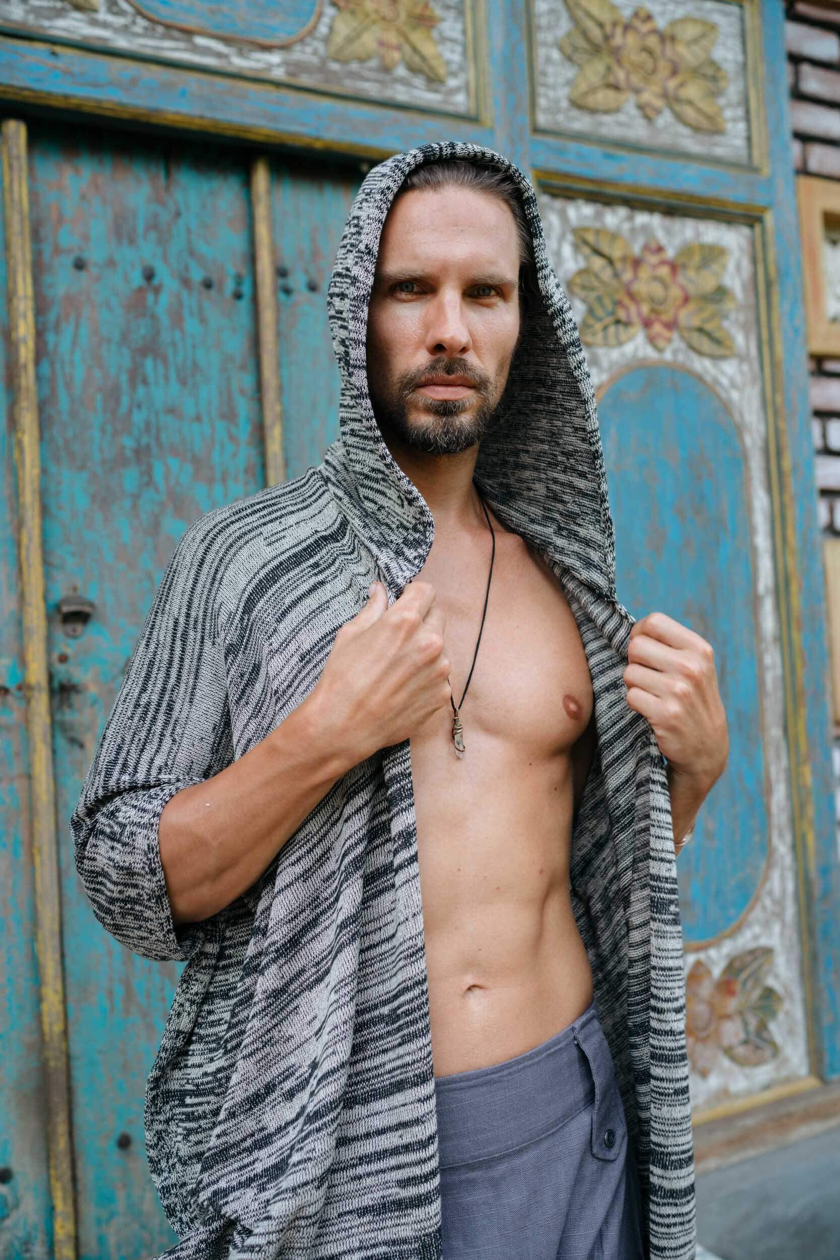 VALO Design Capes GERONIMO – A hooded cotton kimono cardigan poncho with wide armholes and a spacious back, designed to fit all sizes. Features a large hood and a long, cape-like silhouette