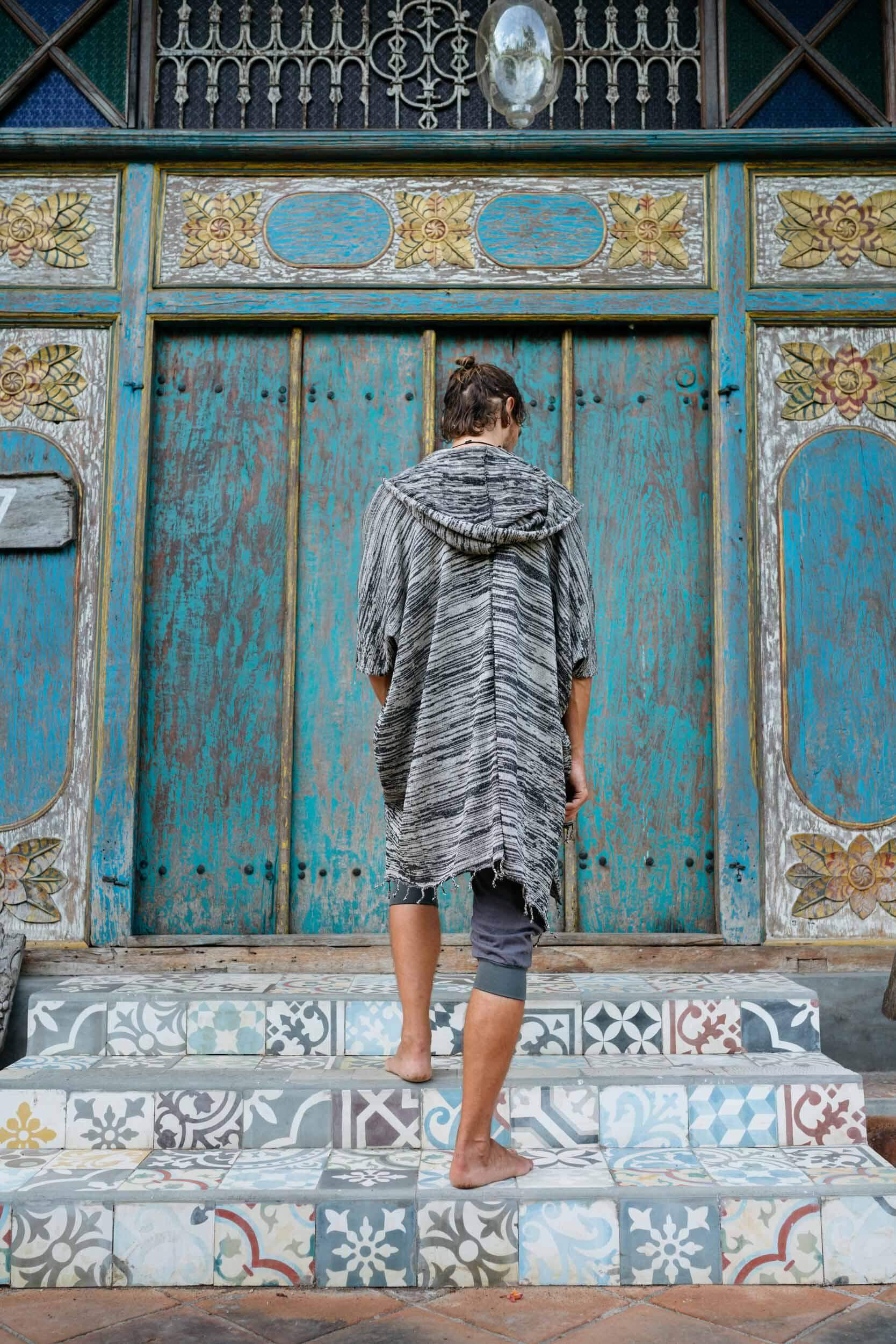 VALO Design Capes GERONIMO – A hooded cotton kimono cardigan poncho with wide armholes and a spacious back, designed to fit all sizes. Features a large hood and a long, cape-like silhouette