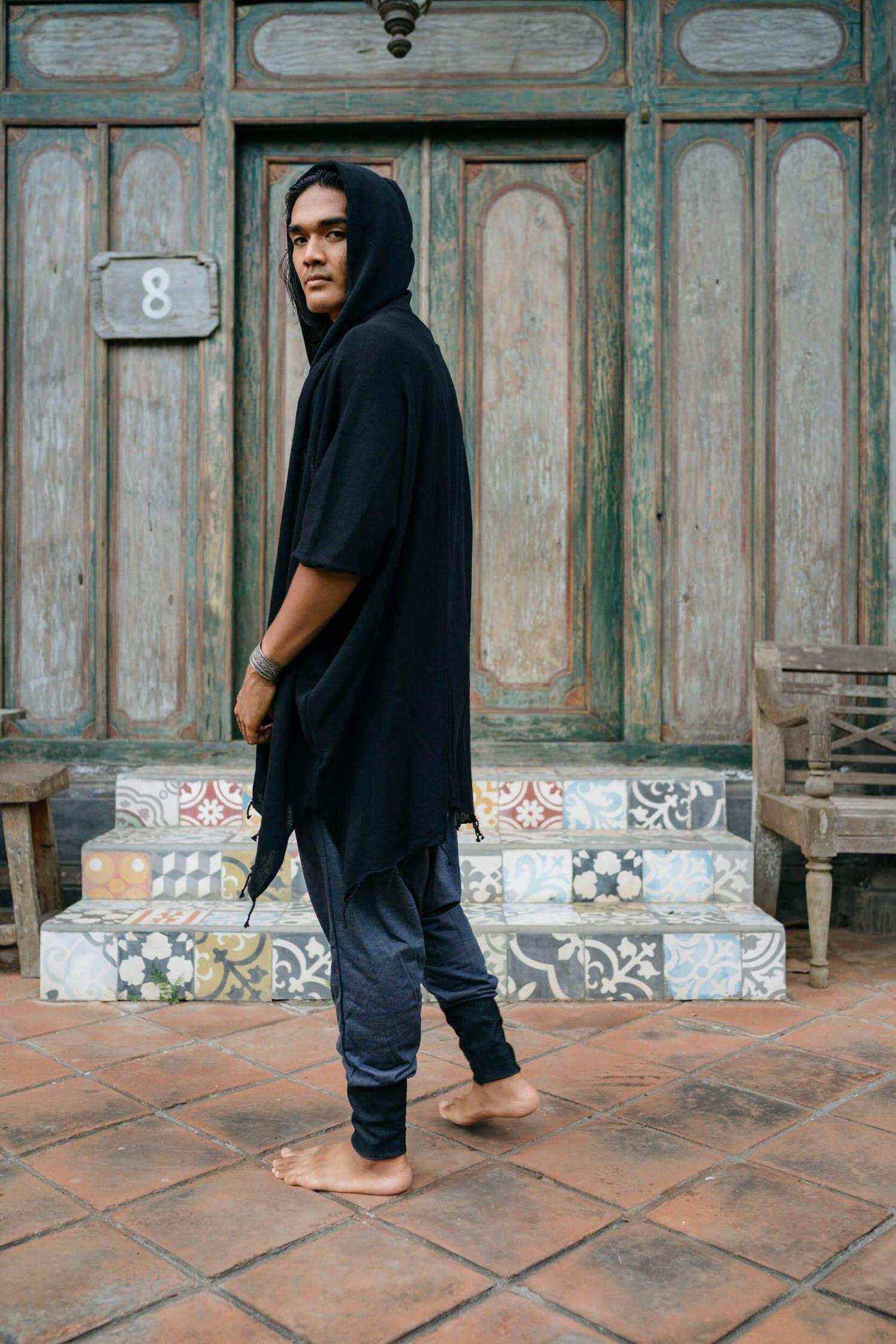 VALO Design Capes GERONIMO – A hooded cotton kimono cardigan poncho with wide armholes and a spacious back, designed to fit all sizes. Features a large hood and a long, cape-like silhouette