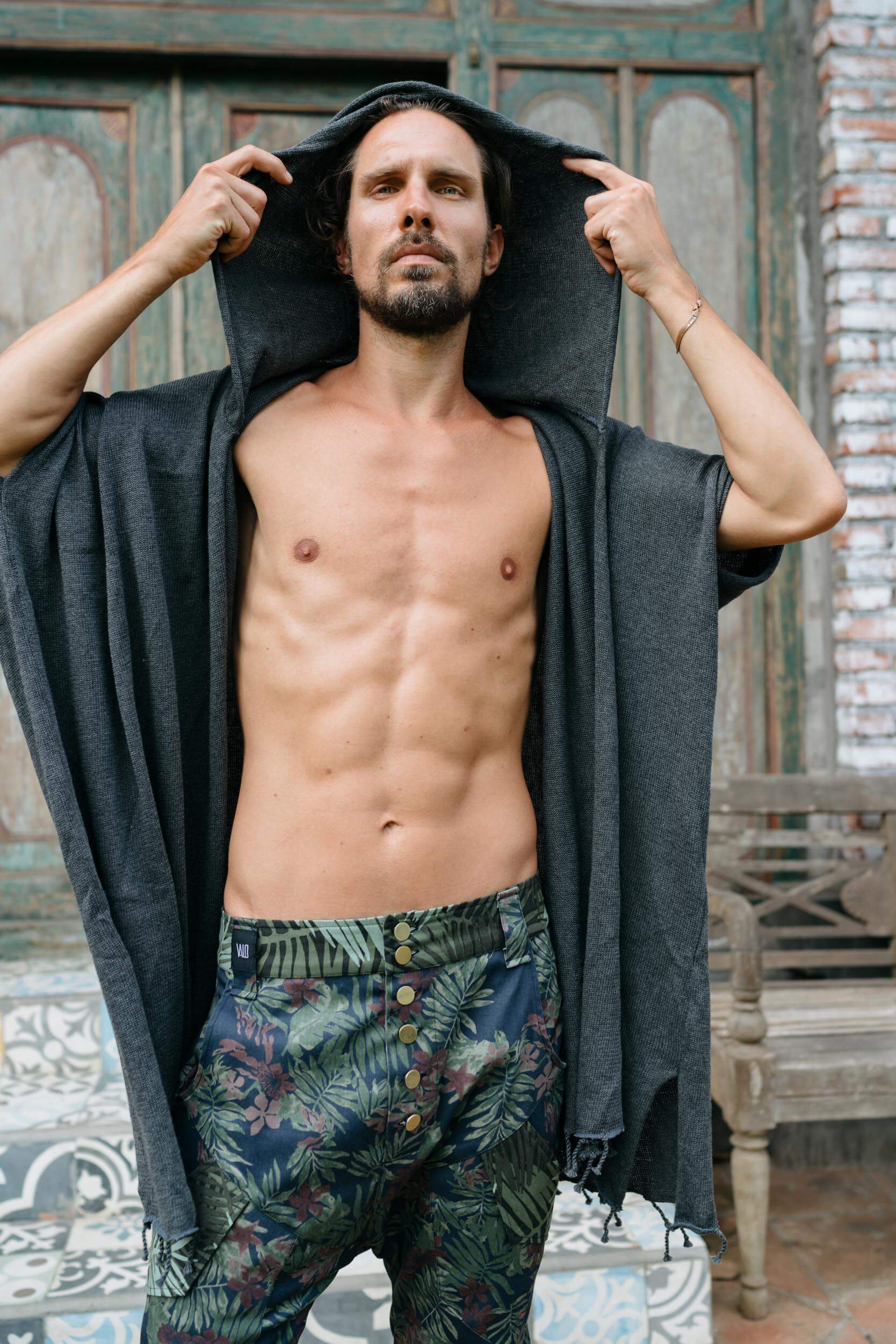 VALO Design Capes GERONIMO – A hooded cotton kimono cardigan poncho with wide armholes and a spacious back, designed to fit all sizes. Features a large hood and a long, cape-like silhouette