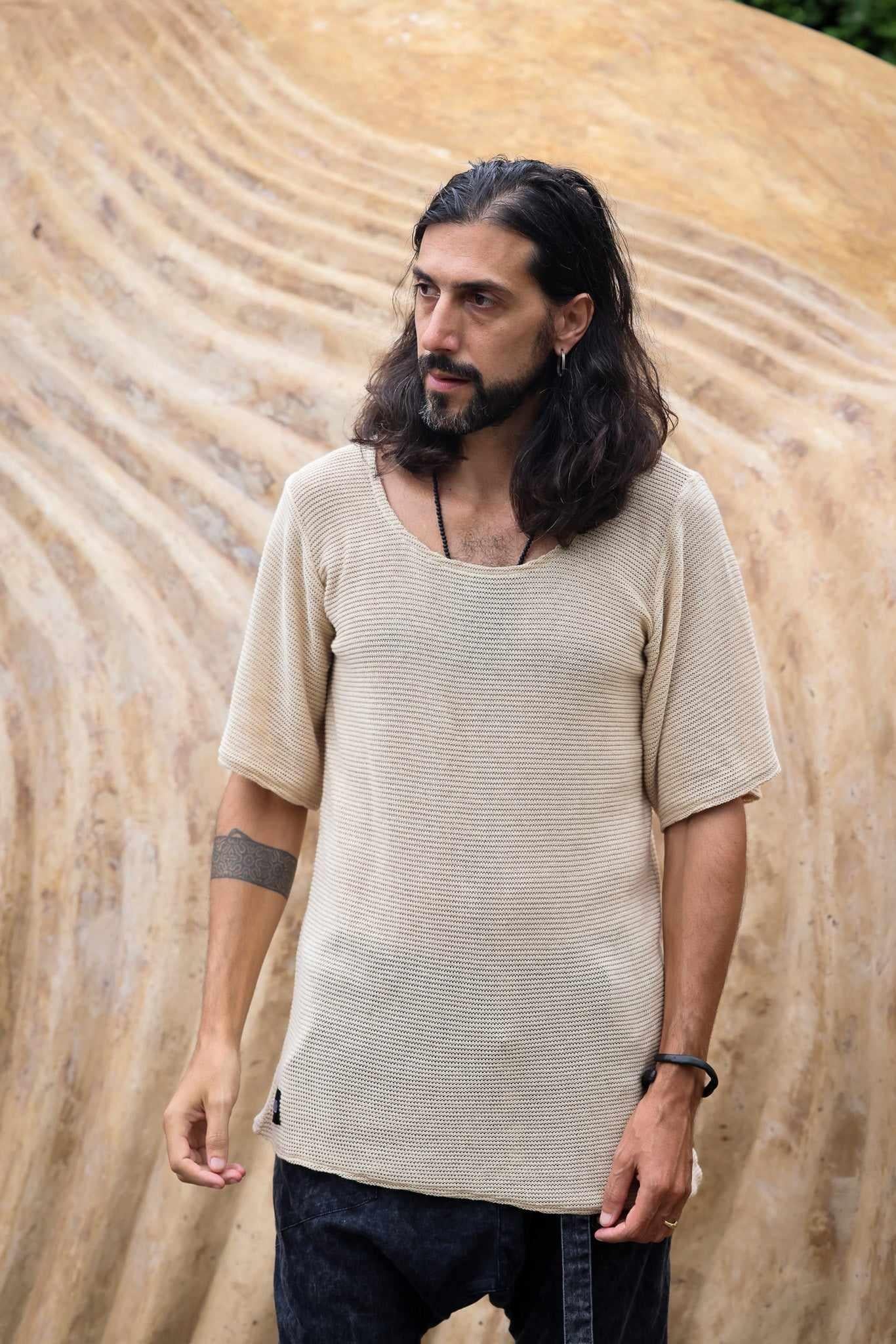 VALO Design Shirt HIHA TEE KNIT – A perfectly loose-fit oversized 3/4 sleeve round-neck tee, crafted with high-quality artisanal craftsmanship. Made from 100% natural cotton yarn, hand-knit into a standout style with a diagonal-cut bottom.