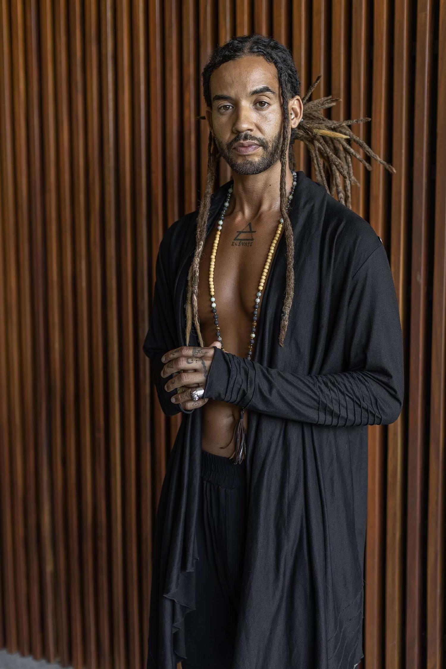 VALO Design Hoodies KUU – A unique hooded vest made from 97% eco-friendly bamboo and 3% spandex. Ultra-soft and breathable, it feels like a second skin.