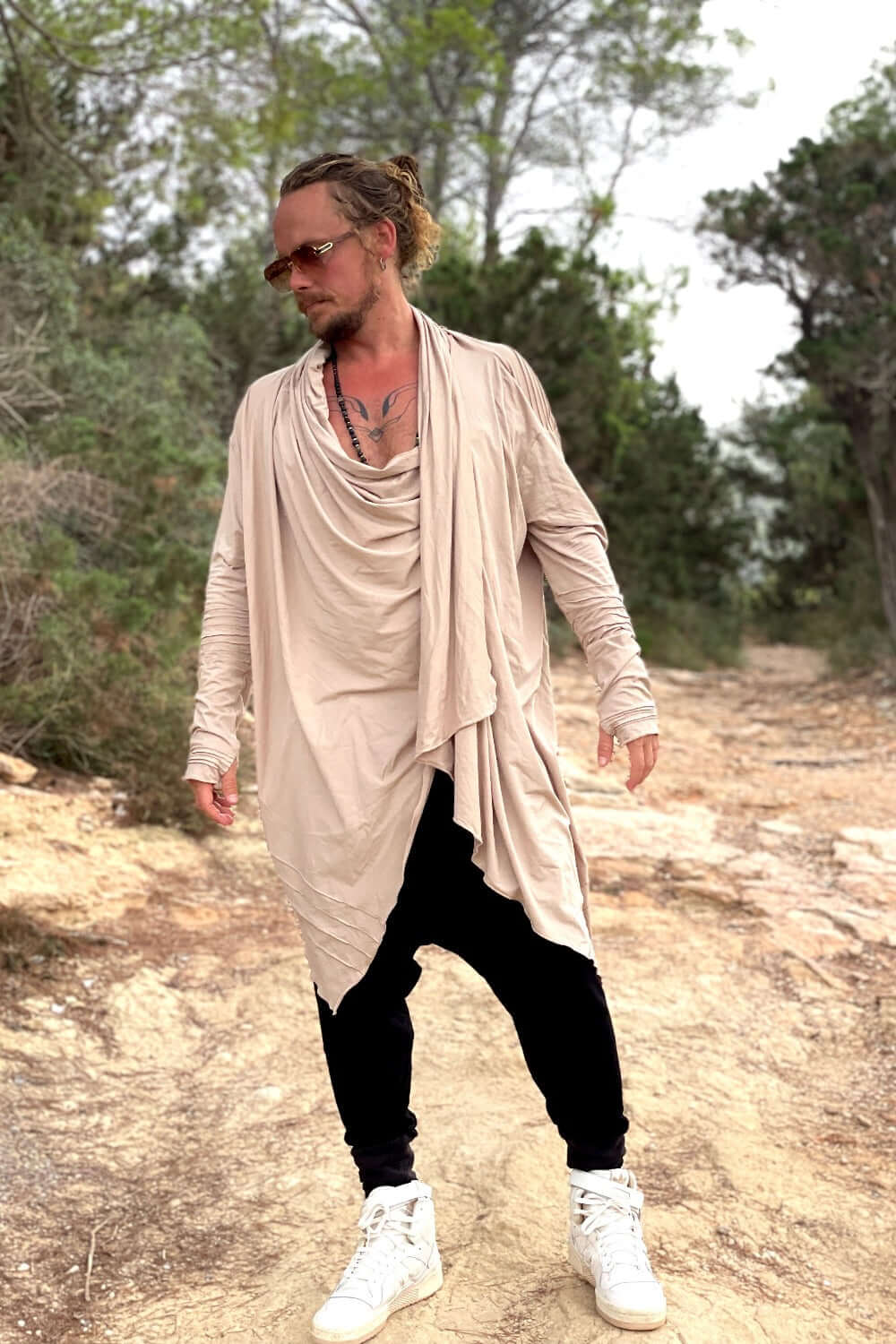 VALO Design Hoodies KUU – A unique hooded vest made from 97% eco-friendly bamboo and 3% spandex. Ultra-soft and breathable, it feels like a second skin.