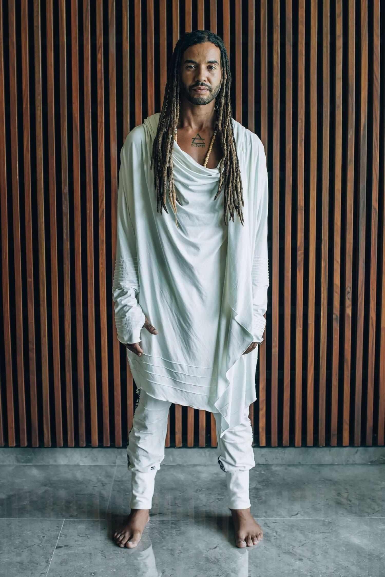 VALO Design Hoodies KUU – A unique hooded vest made from 97% eco-friendly bamboo and 3% spandex. Ultra-soft and breathable, it feels like a second skin.