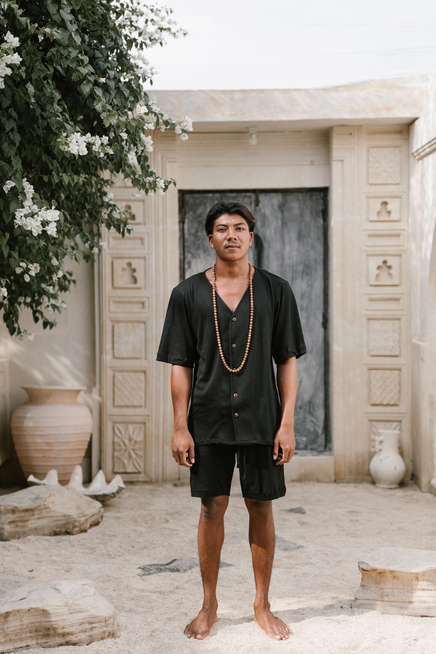 VALO Design Shirt LOMA – Breathable and smooth 100% cotton printed shirt, featuring unique wooden buttons and stylish medium-length sleeves.