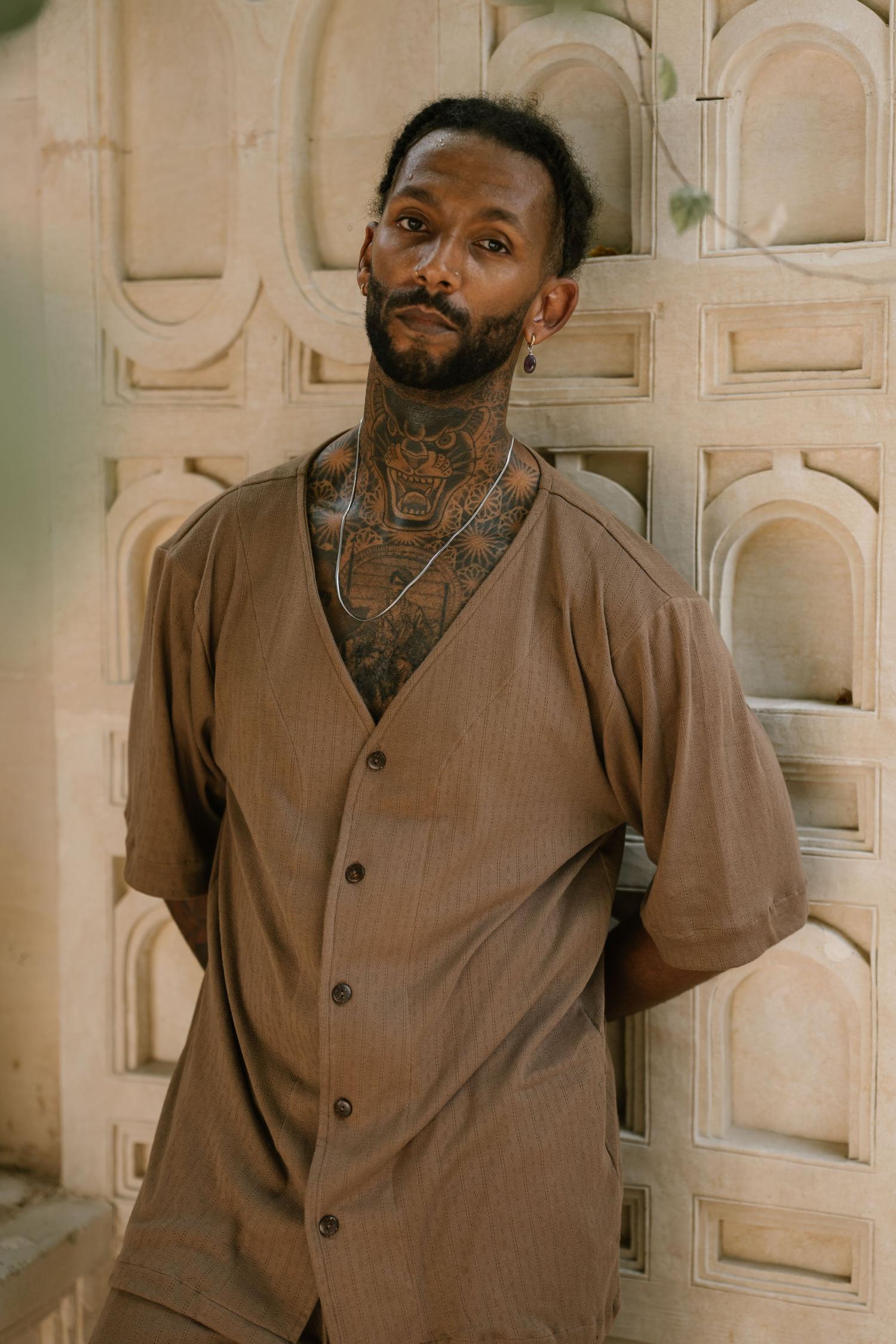 VALO Design Shirt LOMA – Breathable and smooth 100% cotton printed shirt, featuring unique wooden buttons and stylish medium-length sleeves.