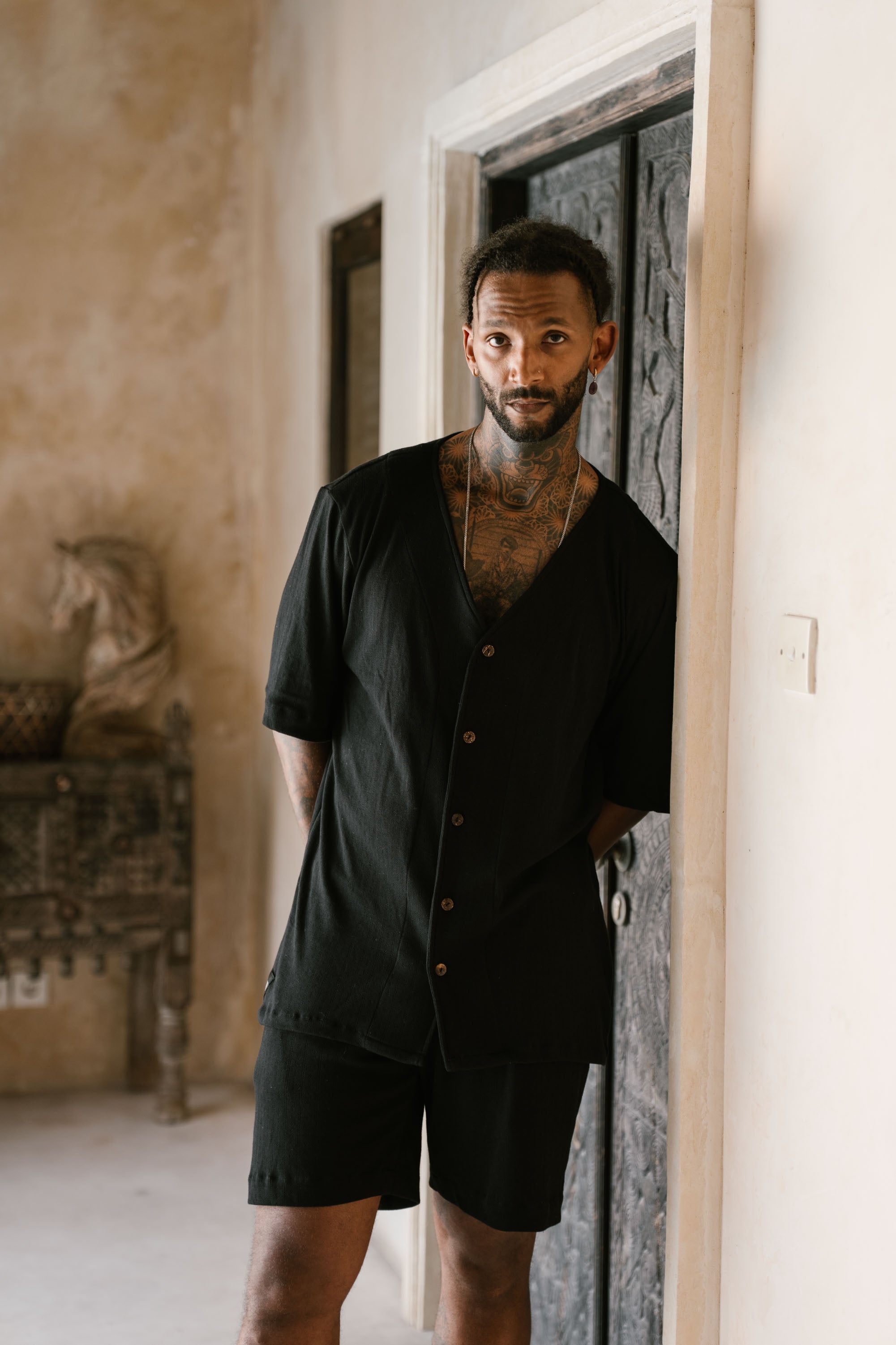 VALO Design Shirt LOMA – Breathable and smooth 100% cotton printed shirt, featuring unique wooden buttons and stylish medium-length sleeves.