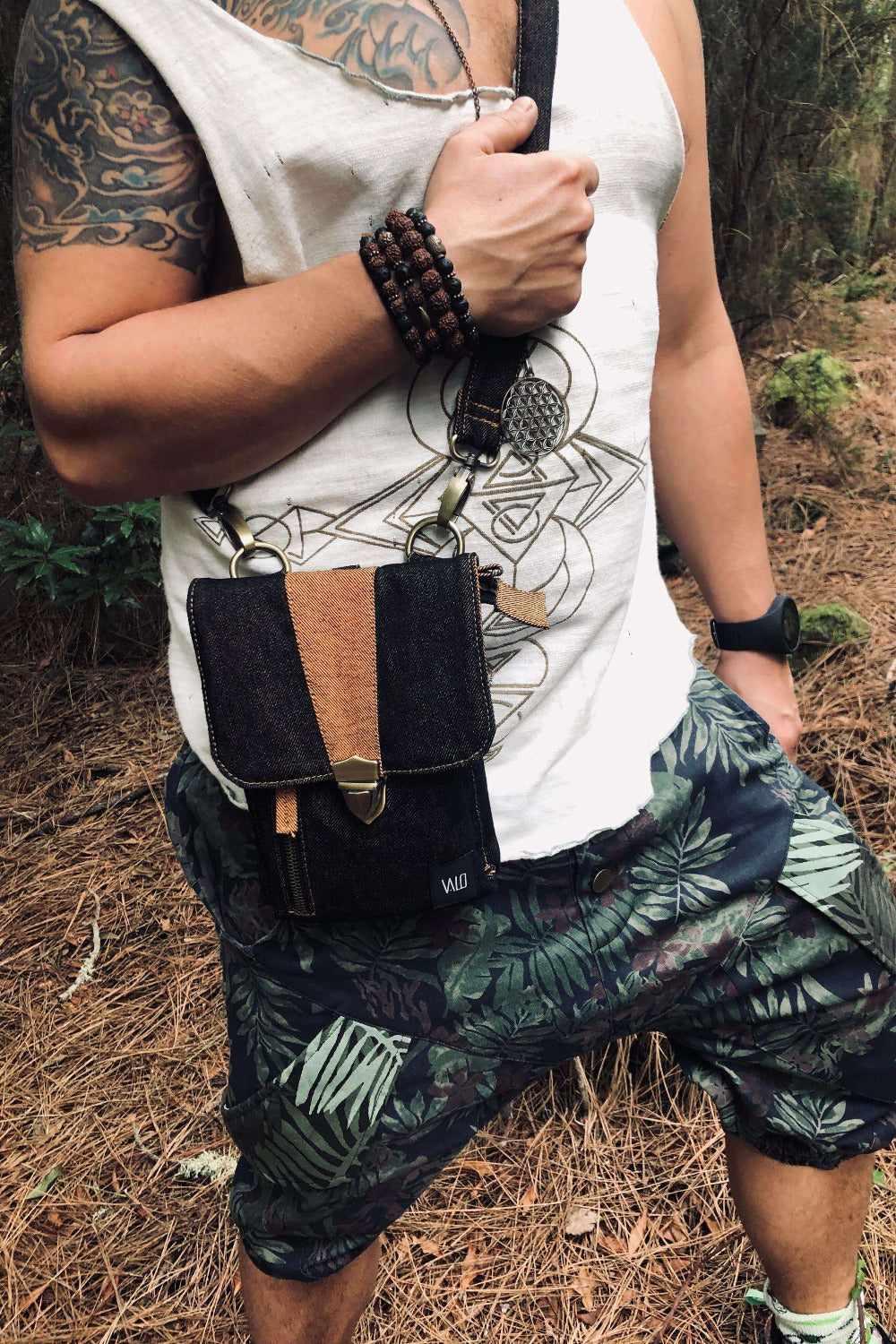 VALO Design Clothing Bag MATKA – A medium-sized shoulder bag with multiple pockets, designed for travelers seeking style and functionality