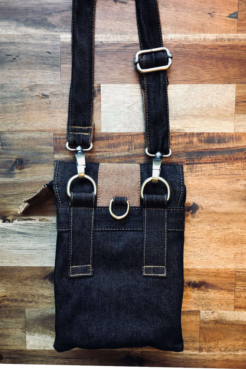 VALO Design Clothing Bag MATKA – A medium-sized shoulder bag with multiple pockets, designed for travelers seeking style and functionality