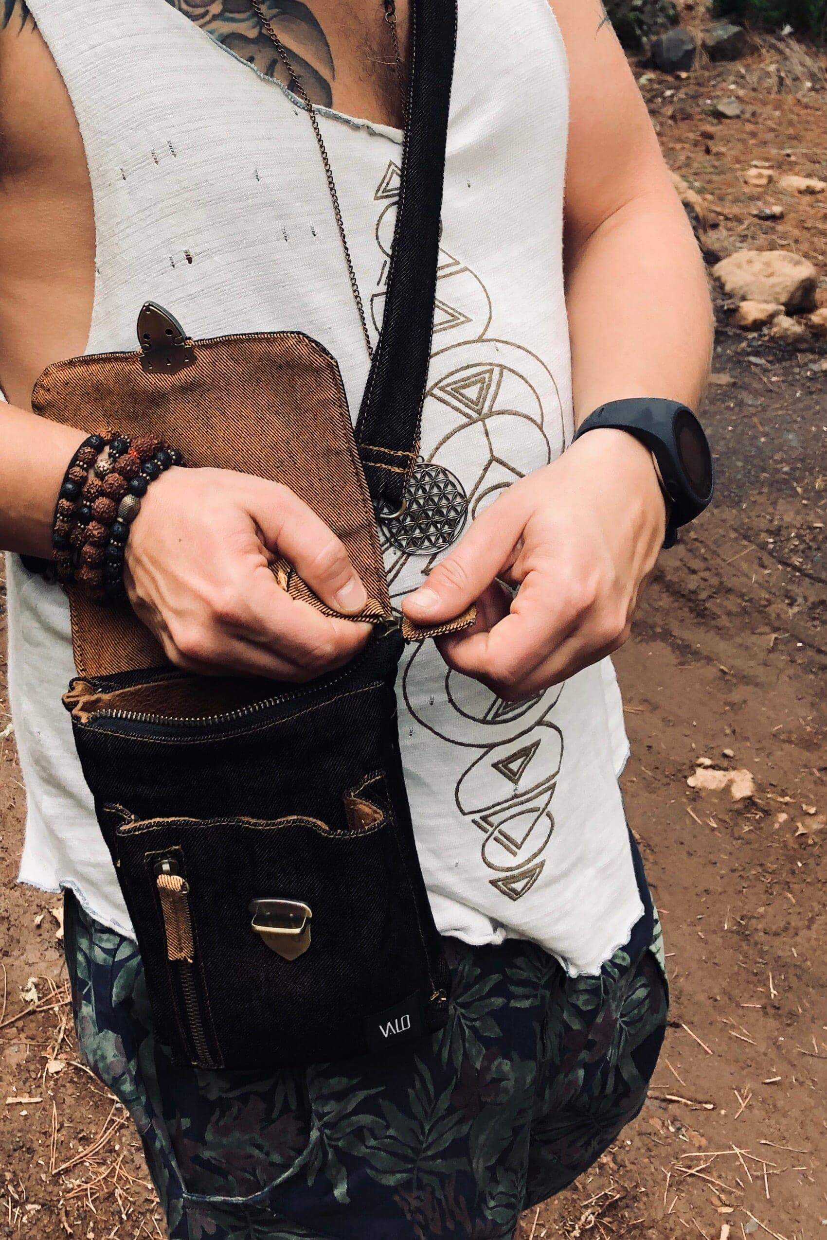 VALO Design Clothing Bag MATKA – A medium-sized shoulder bag with multiple pockets, designed for travelers seeking style and functionality