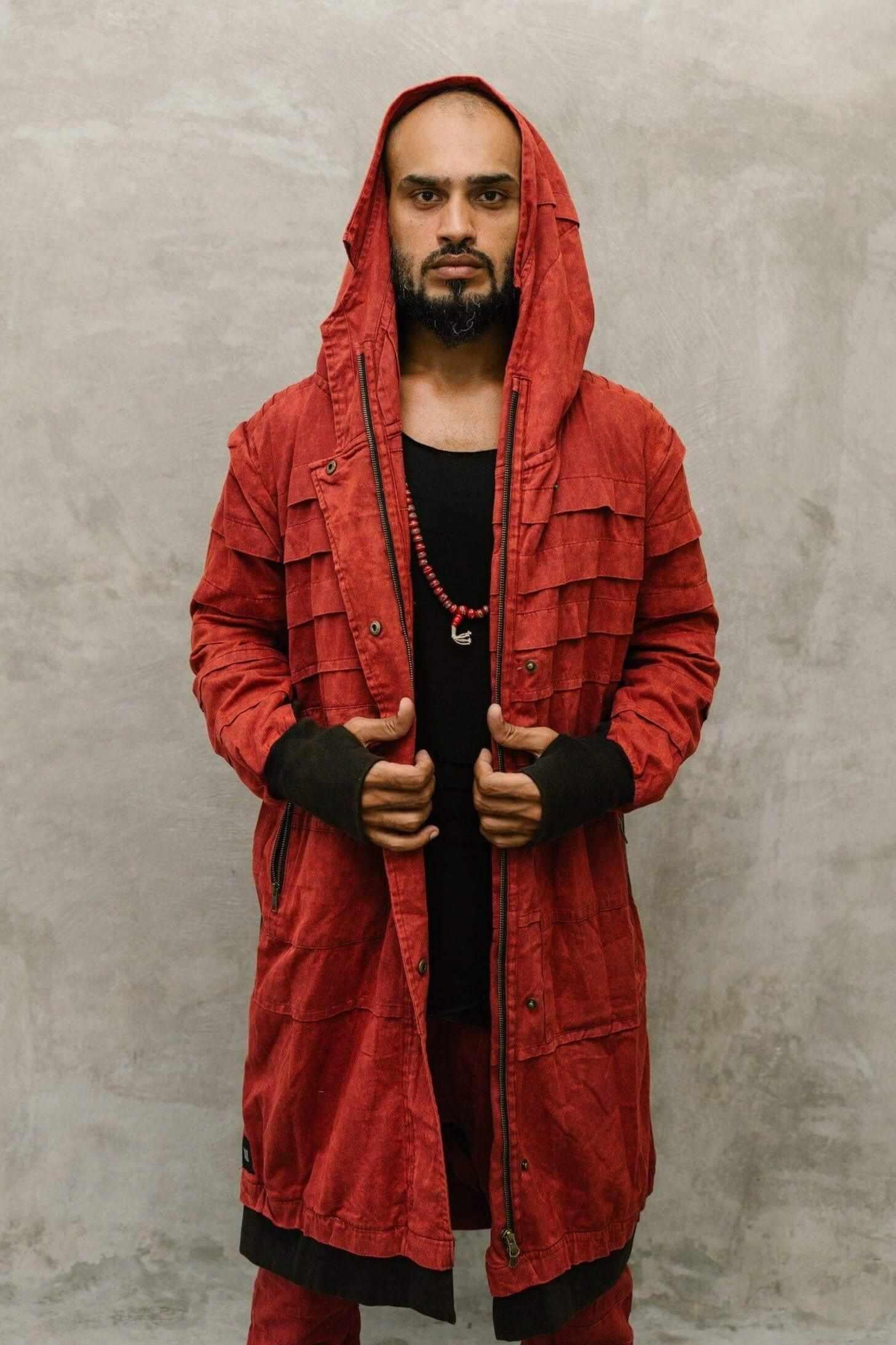 VALO Design Jacket SISU – Crafted from 100% stonewashed cotton for a unique rugged look. Features a large hood, long zipper closure, two zip pockets, and thumbhole sleeves for comfort and functionality.