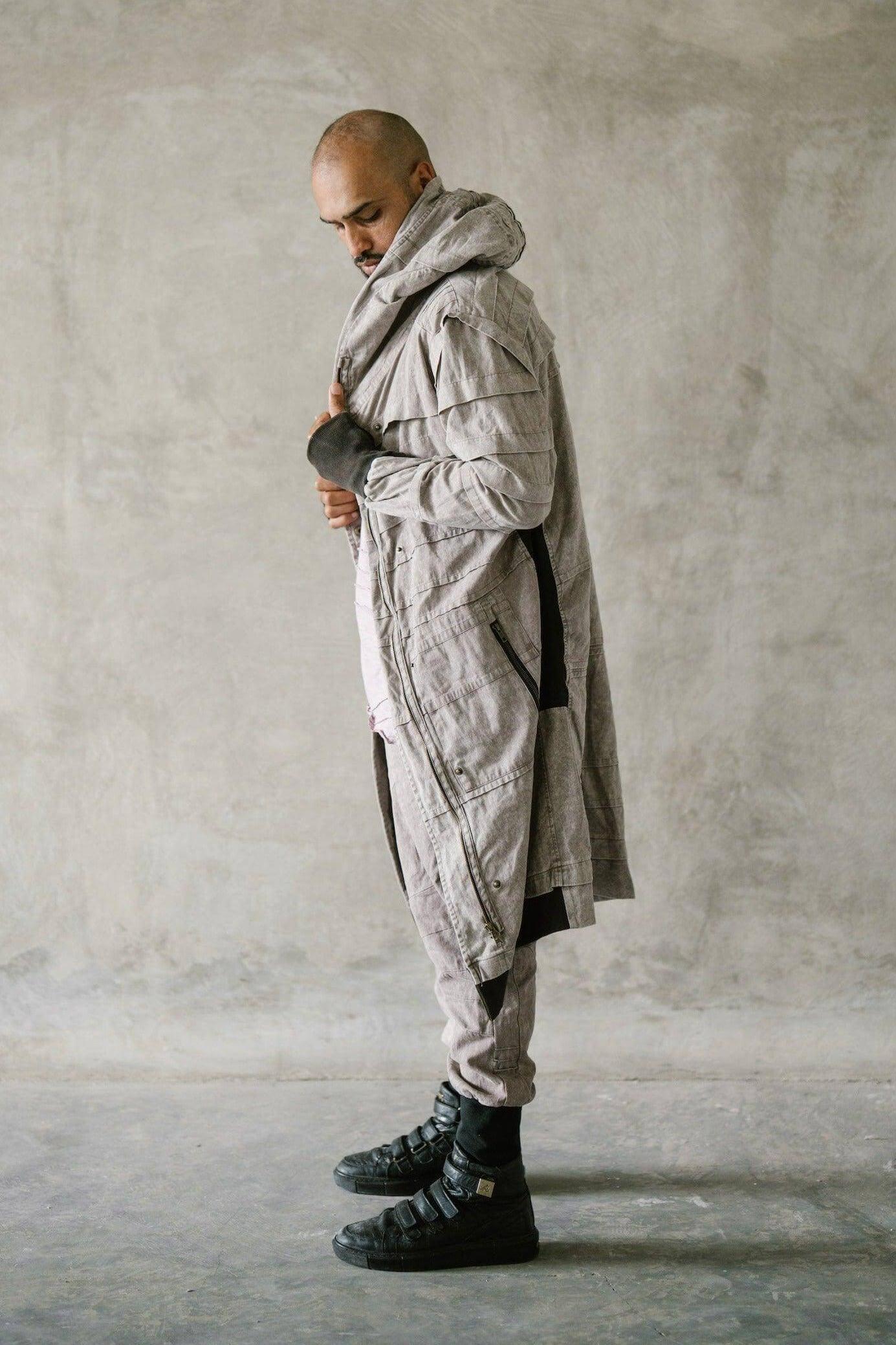 VALO Design Jacket SISU – Crafted from 100% stonewashed cotton for a unique rugged look. Features a large hood, long zipper closure, two zip pockets, and thumbhole sleeves for comfort and functionality.