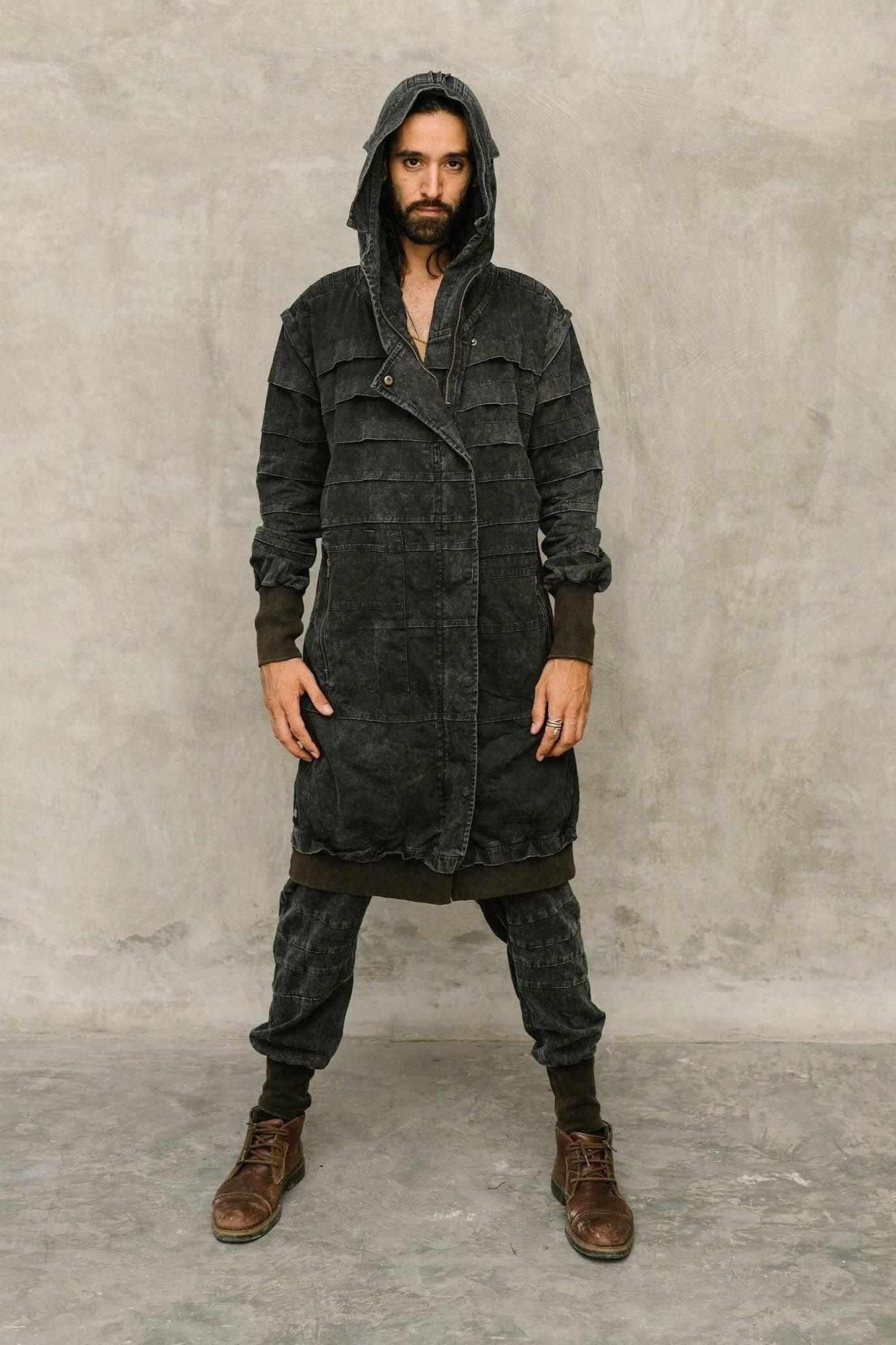 VALO Design Jacket SISU – Crafted from 100% stonewashed cotton for a unique rugged look. Features a large hood, long zipper closure, two zip pockets, and thumbhole sleeves for comfort and functionality.