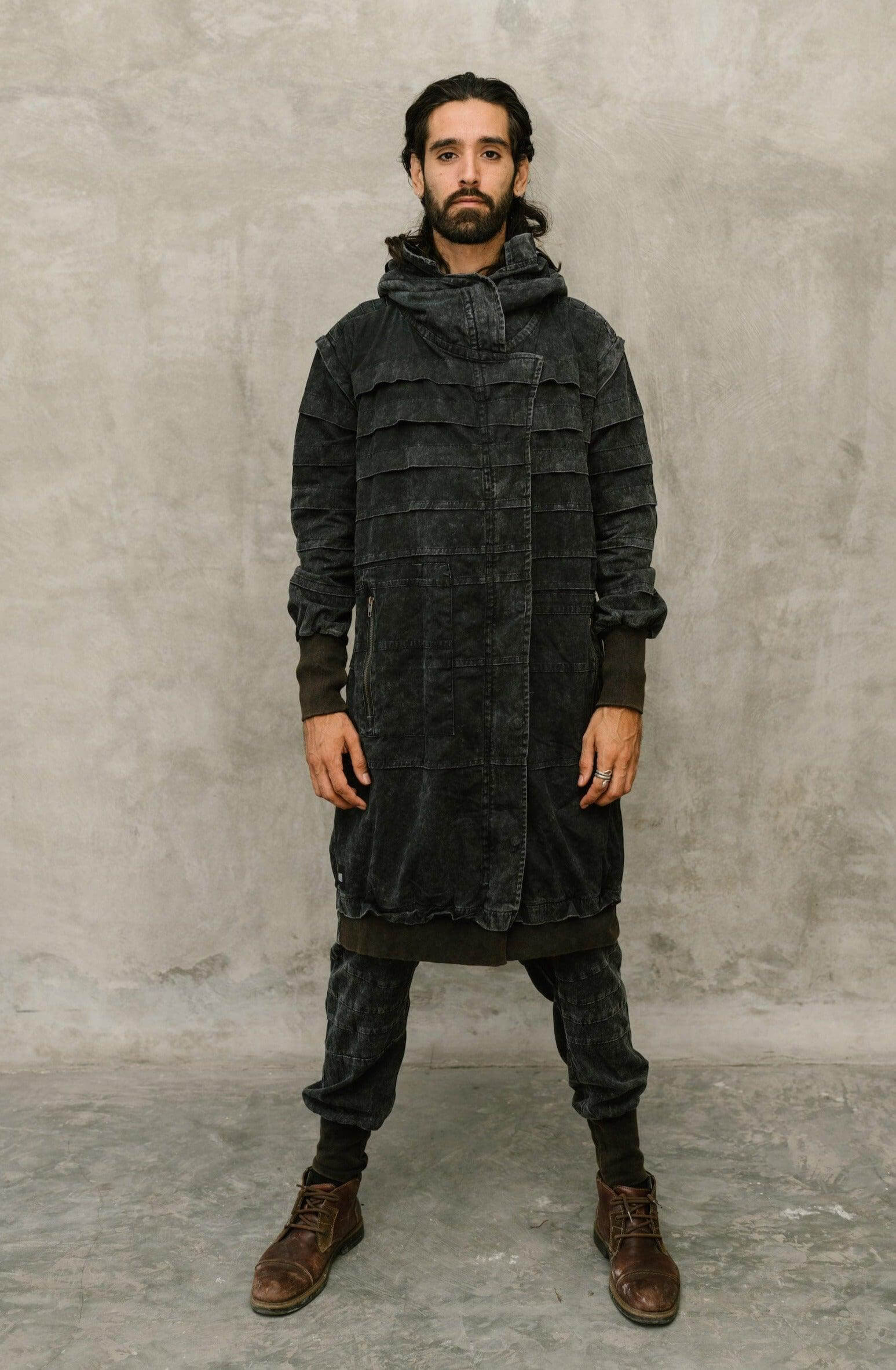 VALO Design Jacket SISU – Crafted from 100% stonewashed cotton for a unique rugged look. Features a large hood, long zipper closure, two zip pockets, and thumbhole sleeves for comfort and functionality.